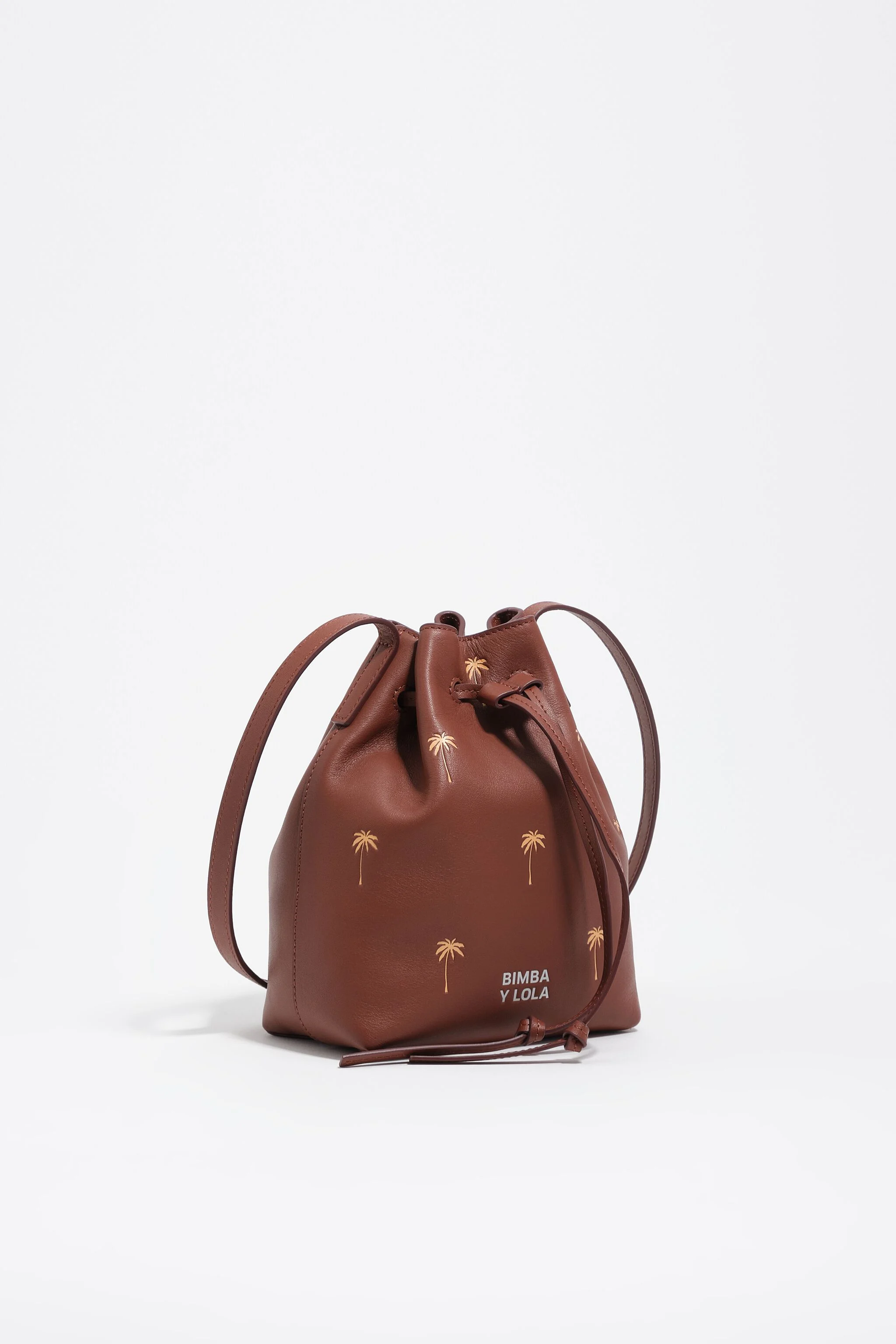 Bolsa tipo saco Carlino em couro cor nogueira da Small Palms