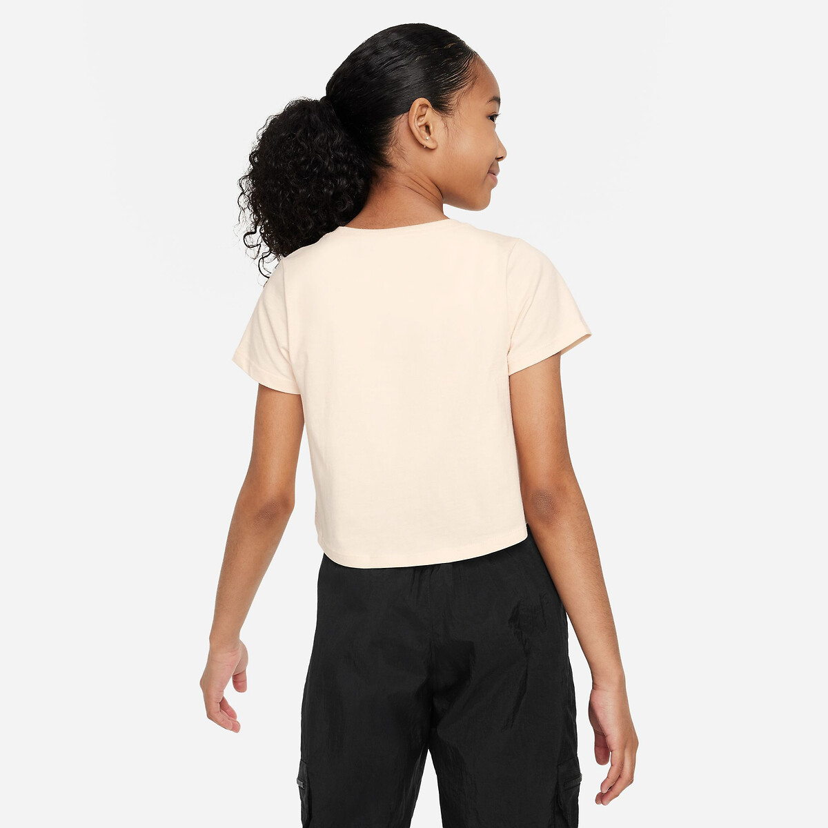 Camiseta NIKE, modelo cropped, mangas curtas