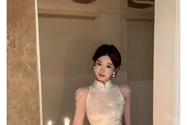 Aurora - Mouwloze Faux Pearl Chain Jacquard Midi Sheath Qipao