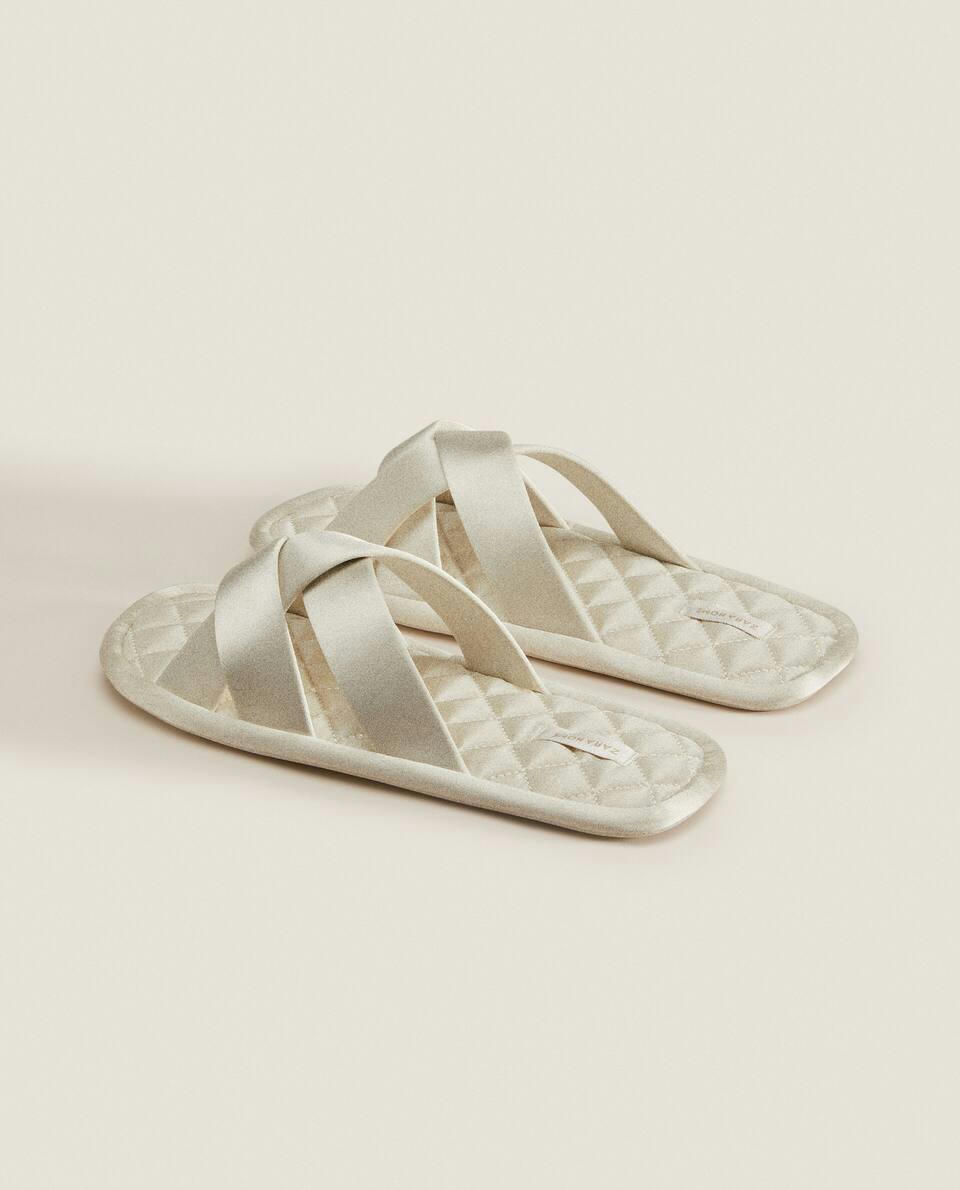 Pantufas de cetim acolchoadas