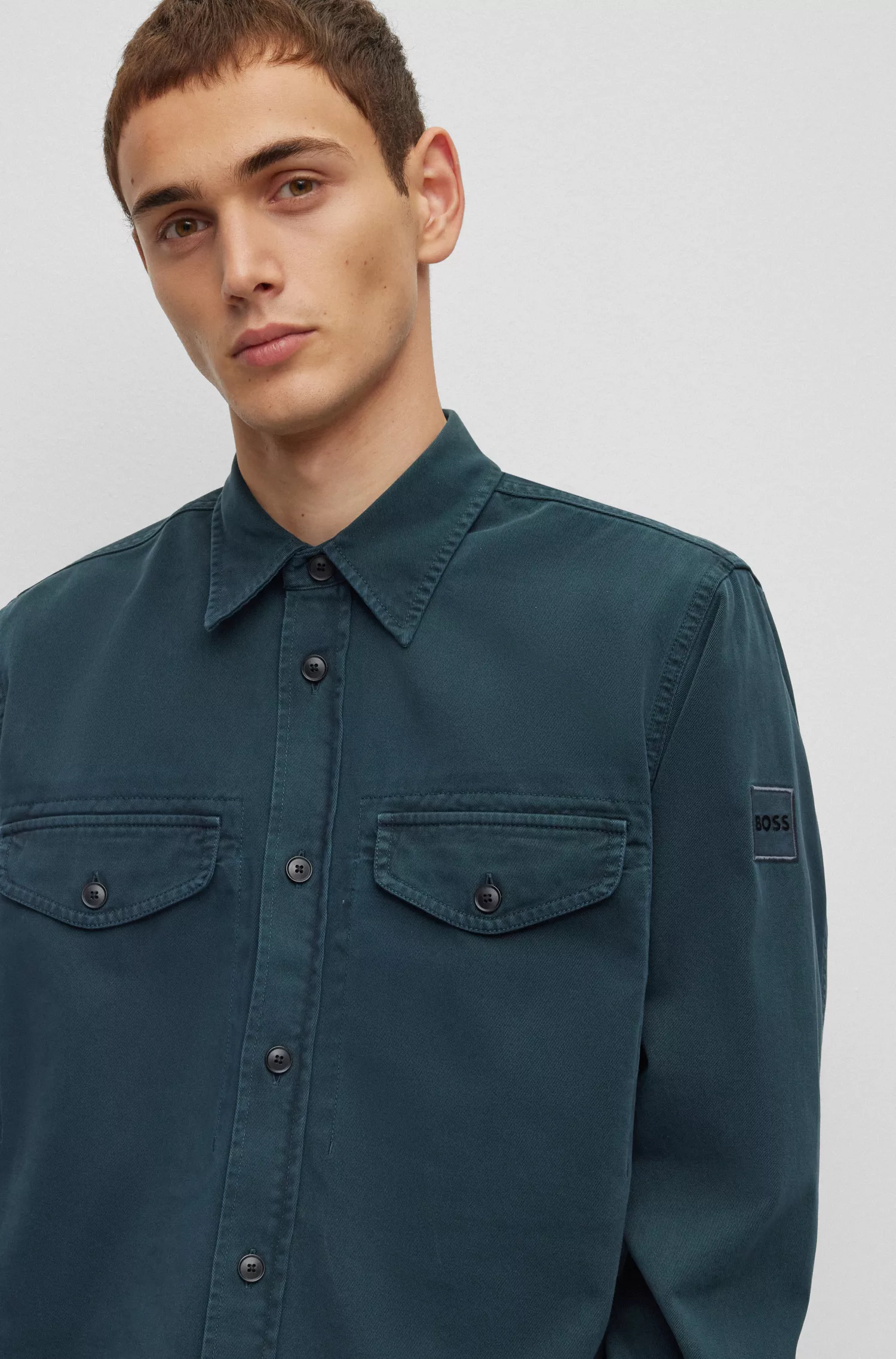 Sobretudo BOSS laranja, modelagem oversized, em sarja de algodão.
