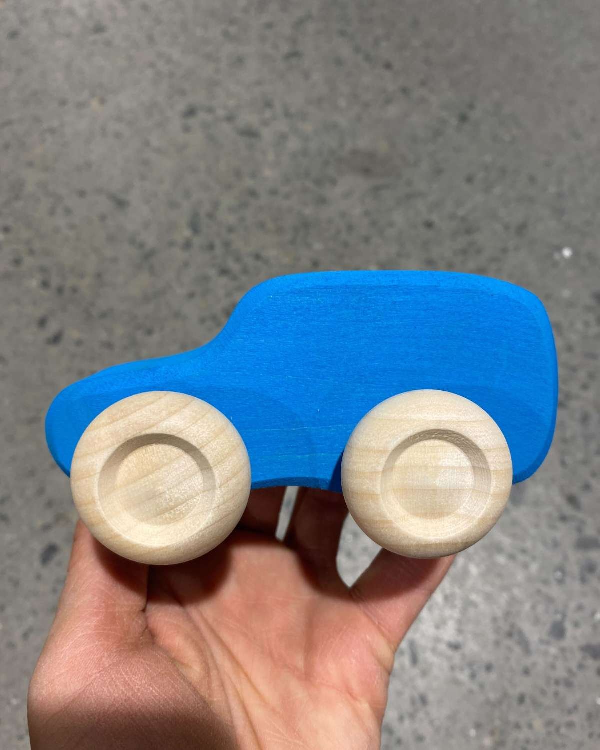 Lekebil i tre – Håndlaget Treleke – 10cm