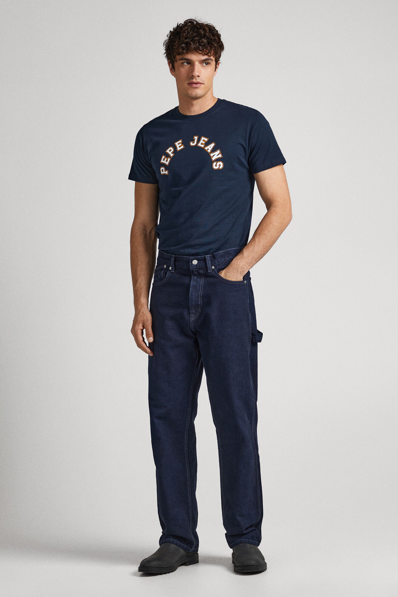 estampa de logotipo em camiseta