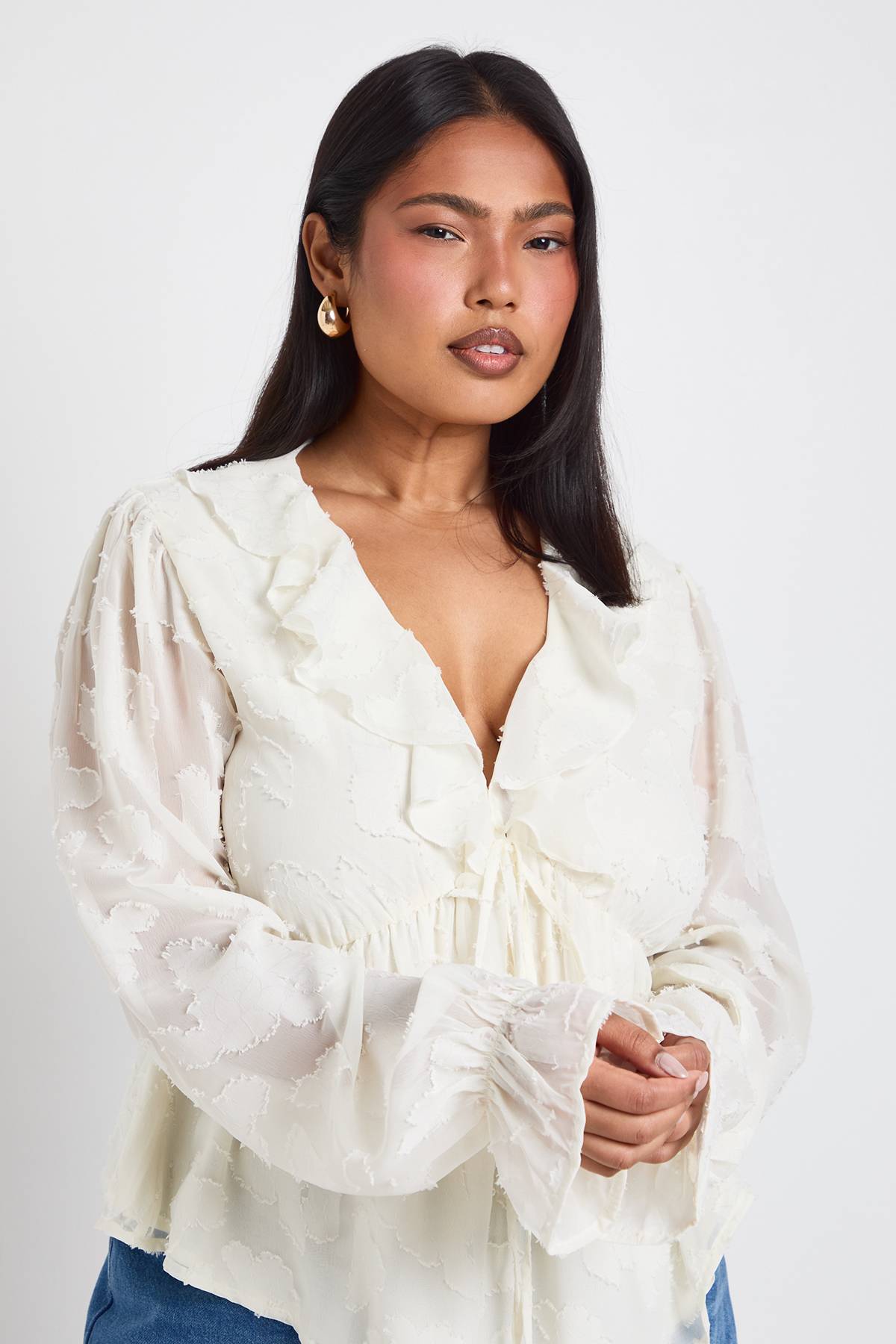 boohoo Haut Tunique Grande Taille À Motif Dévoré Avec Nœud Frontal Et Volants