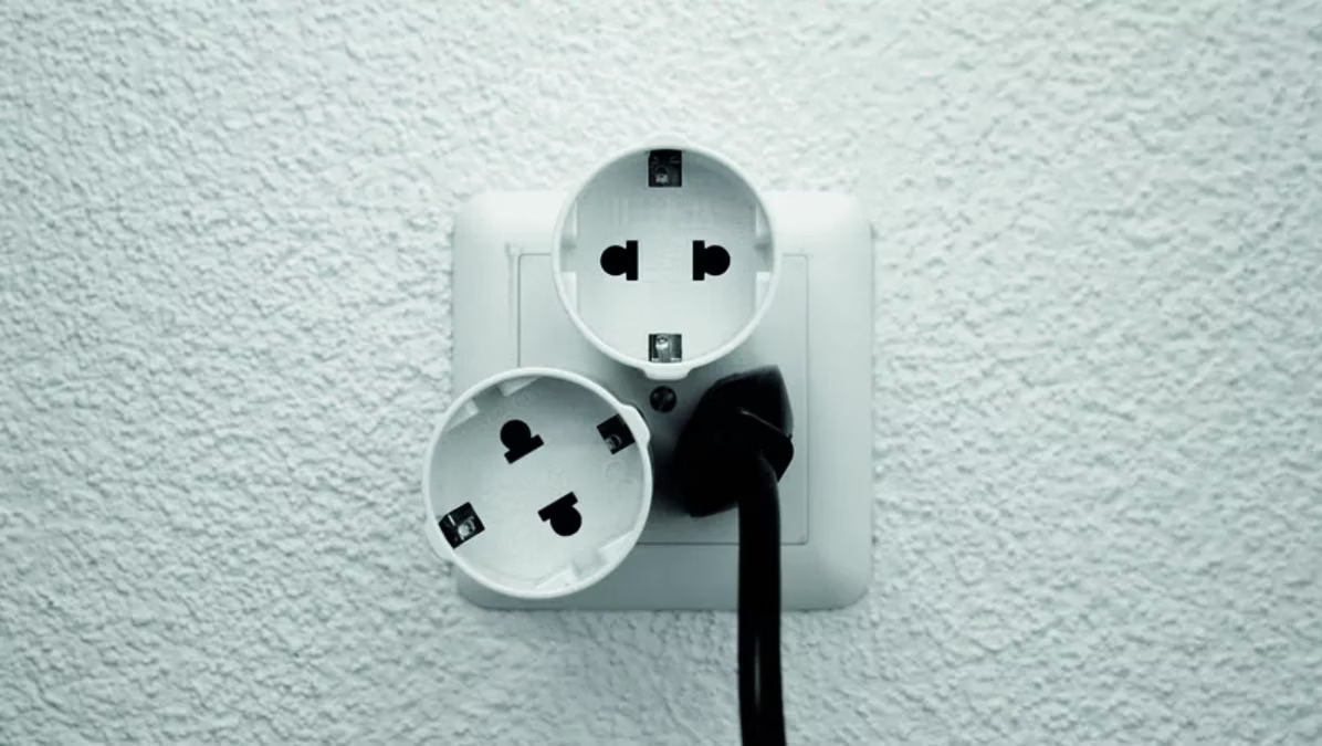 Europa zu Schweiz 3-poliger dezentral Reiseadapter Schuko Typ A/C/E/F auf Typ 12 (1409571 1) - Weiss