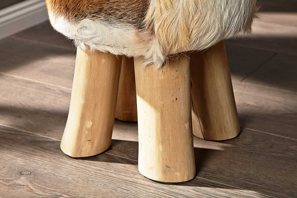 Design Sitzhocker HIDE 45cm braun weiß mit Ziegenfell und Teakholz