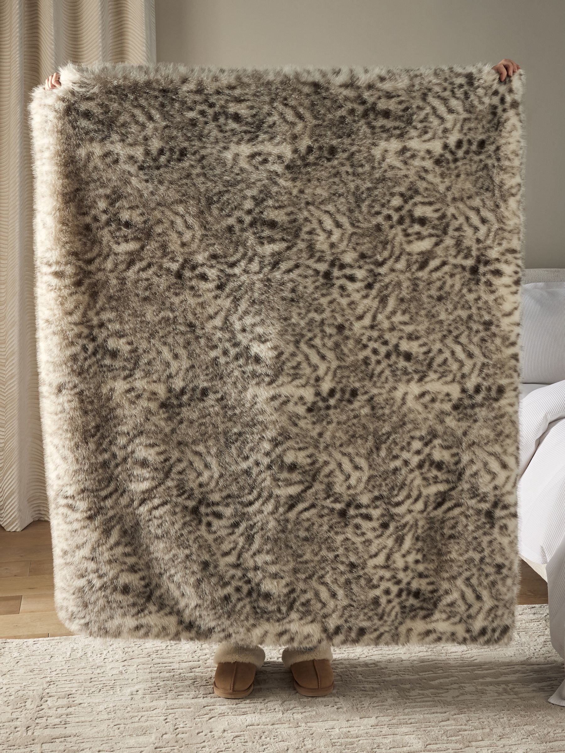 Omslag van imitatiebont met sneeuwluipaardprint