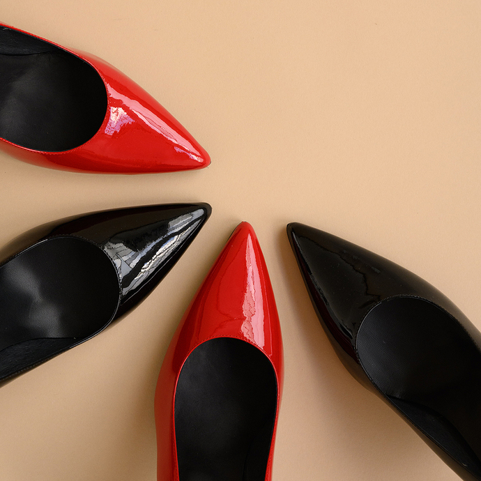 Escarpins à bouts pointus  en cuir vernis noir