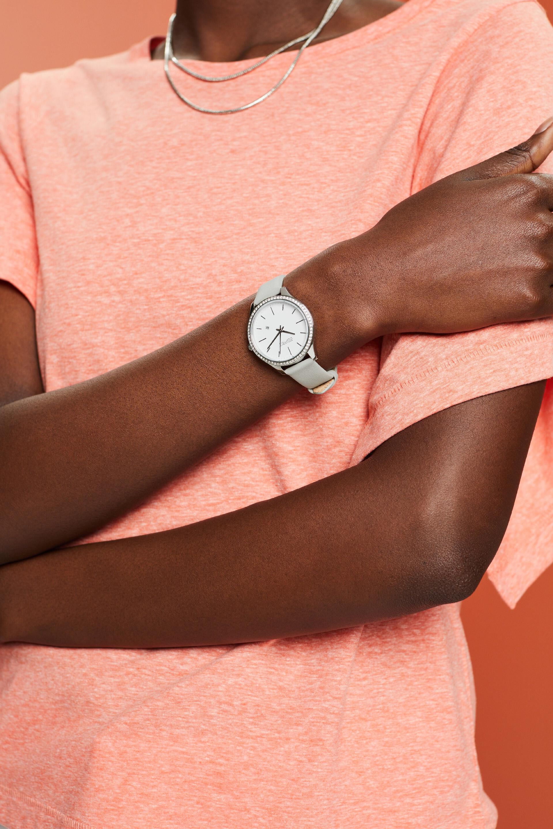 Montre en acier inoxydable dotée d’un bracelet en cuir