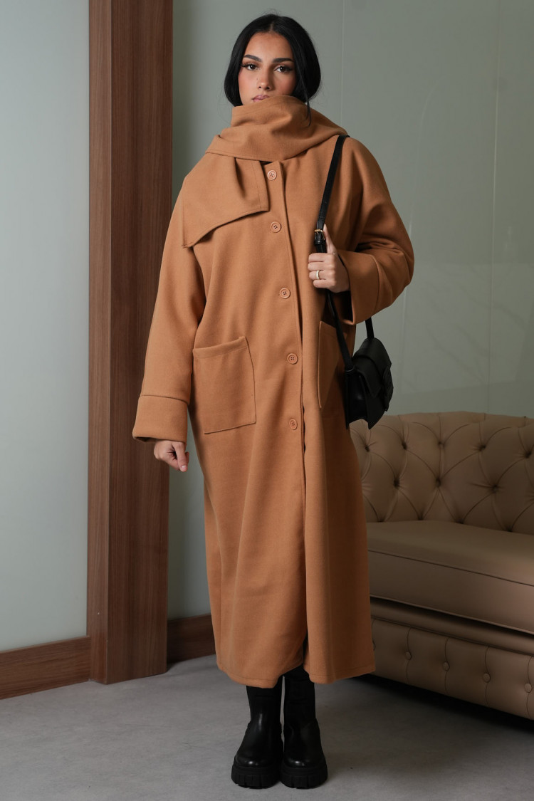 Manteau marron à capuche avec écharpe intégré