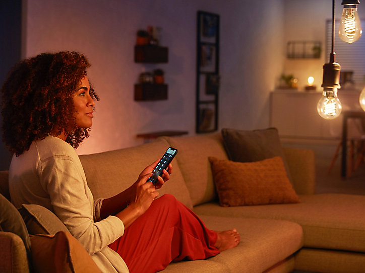 Ampoule LED connectée Philips Hue globe IP20 E27 550lm 7W blanc