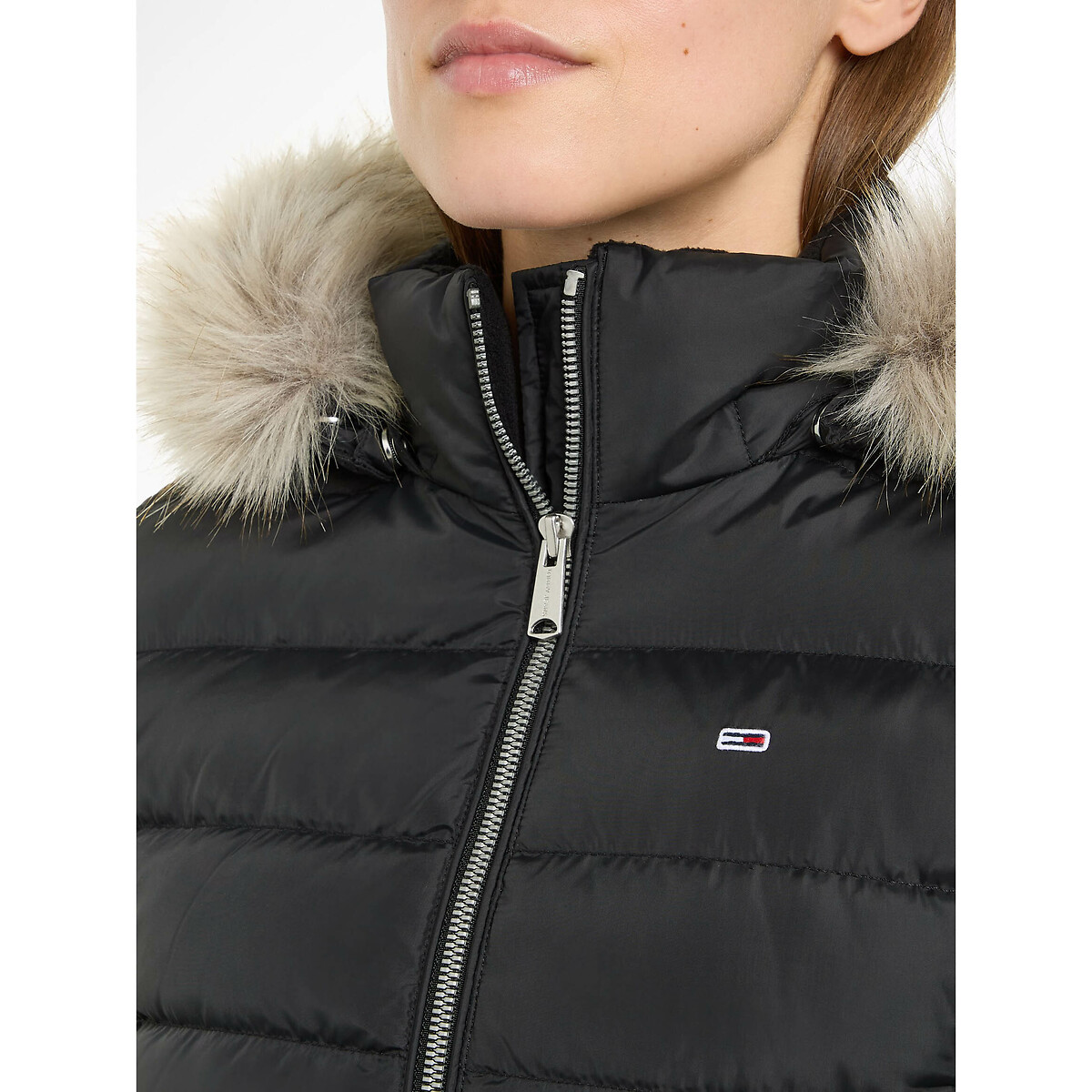TOMMY JEANS<br>Jaqueta curta de plumas com capuz e zíper