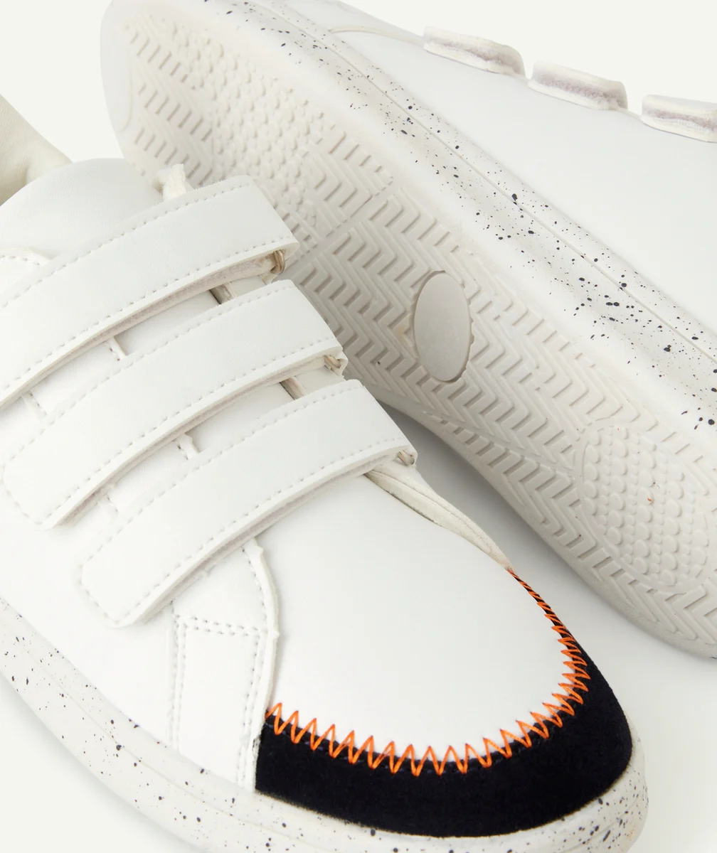 BASKETS GARÇON BLANCHES À SCRATCH AVEC DÉTAILS ORANGE