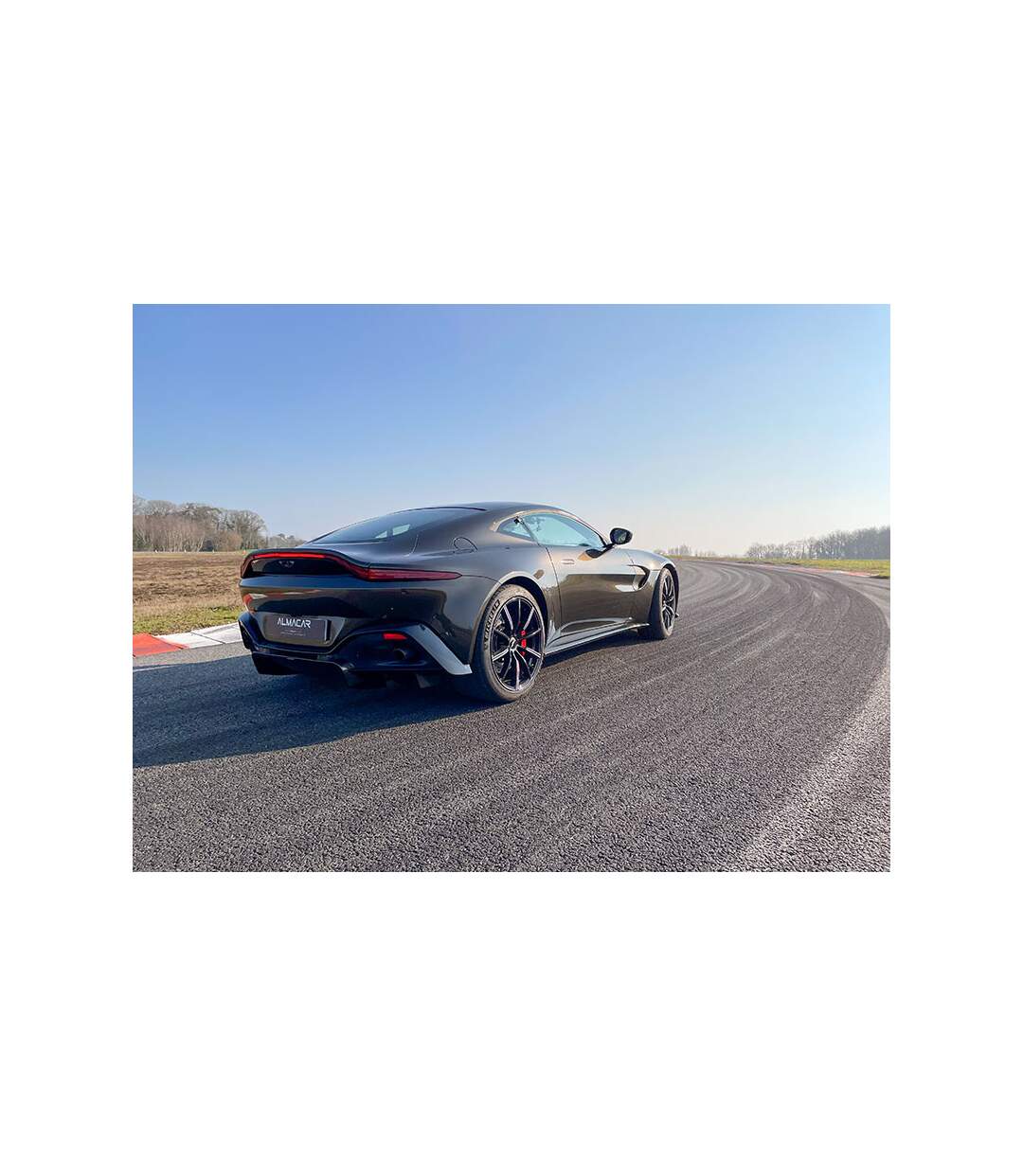 Pilotage d'une Aston Martin Vantage lors de 2 tours de circuit - SMARTBOX - Coffret Cadeau Sport & Aventure