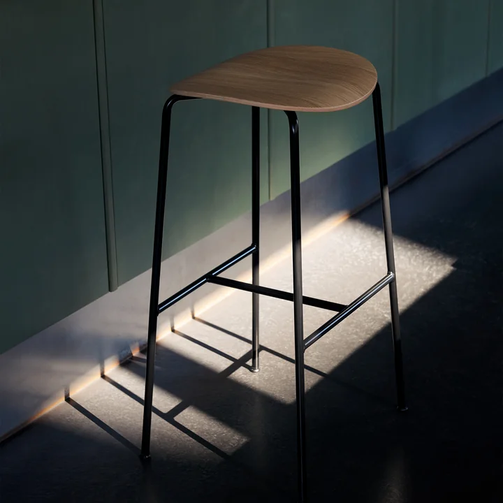 &Tradition - Pavilion AV37 Barhocker, H 68 cm, Eiche schwarz (Kunststoffgleiter)
