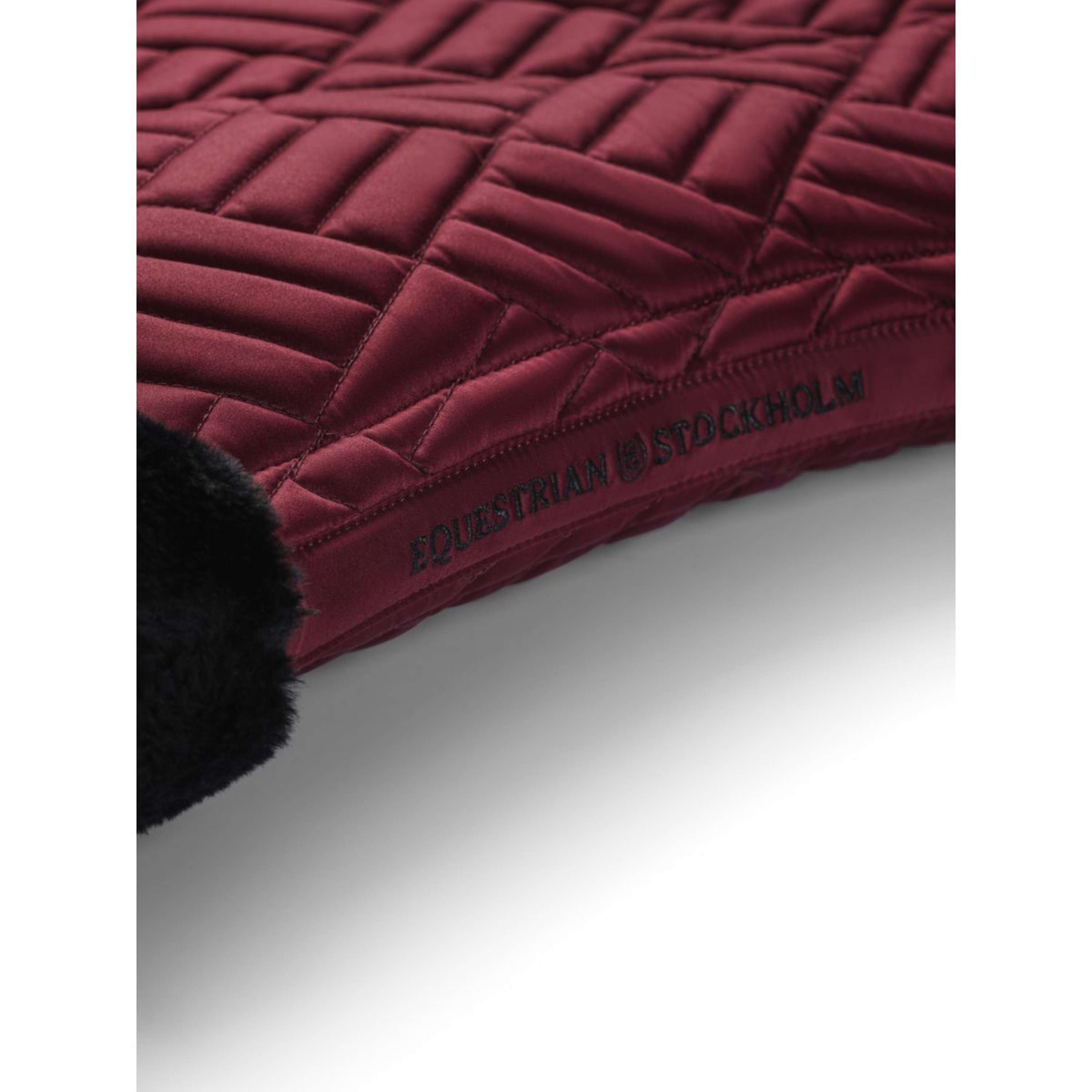 Equestrian Stockholm Zadeldekje Vegan Fur Dressuur Crystal Bordeaux