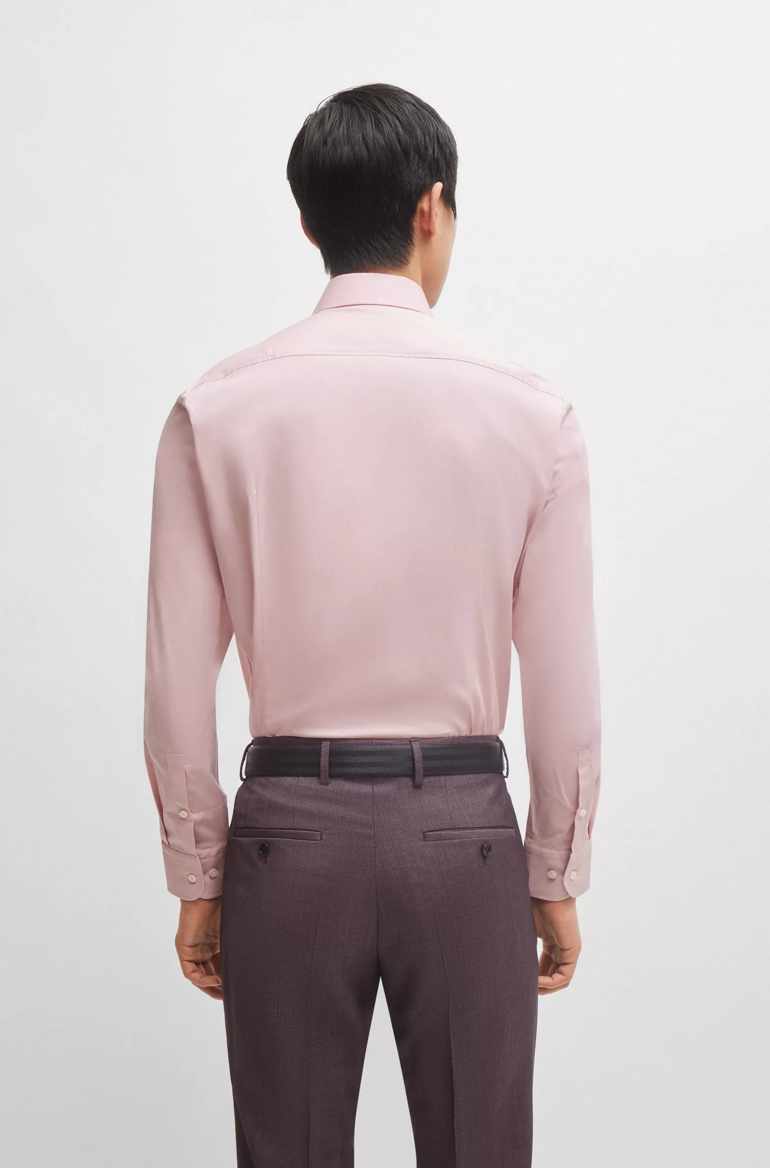 Camisa BOSS preta de corte slim, confeccionada em popeline de algodão elástico de fácil passar.
