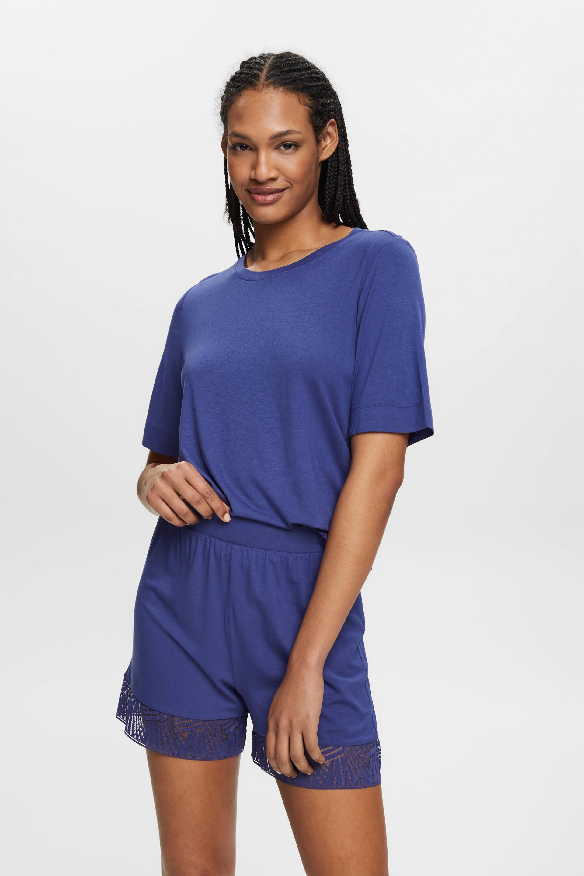 Ensemble de pyjama avec shorty agrémenté d’une passementerie en dentelle