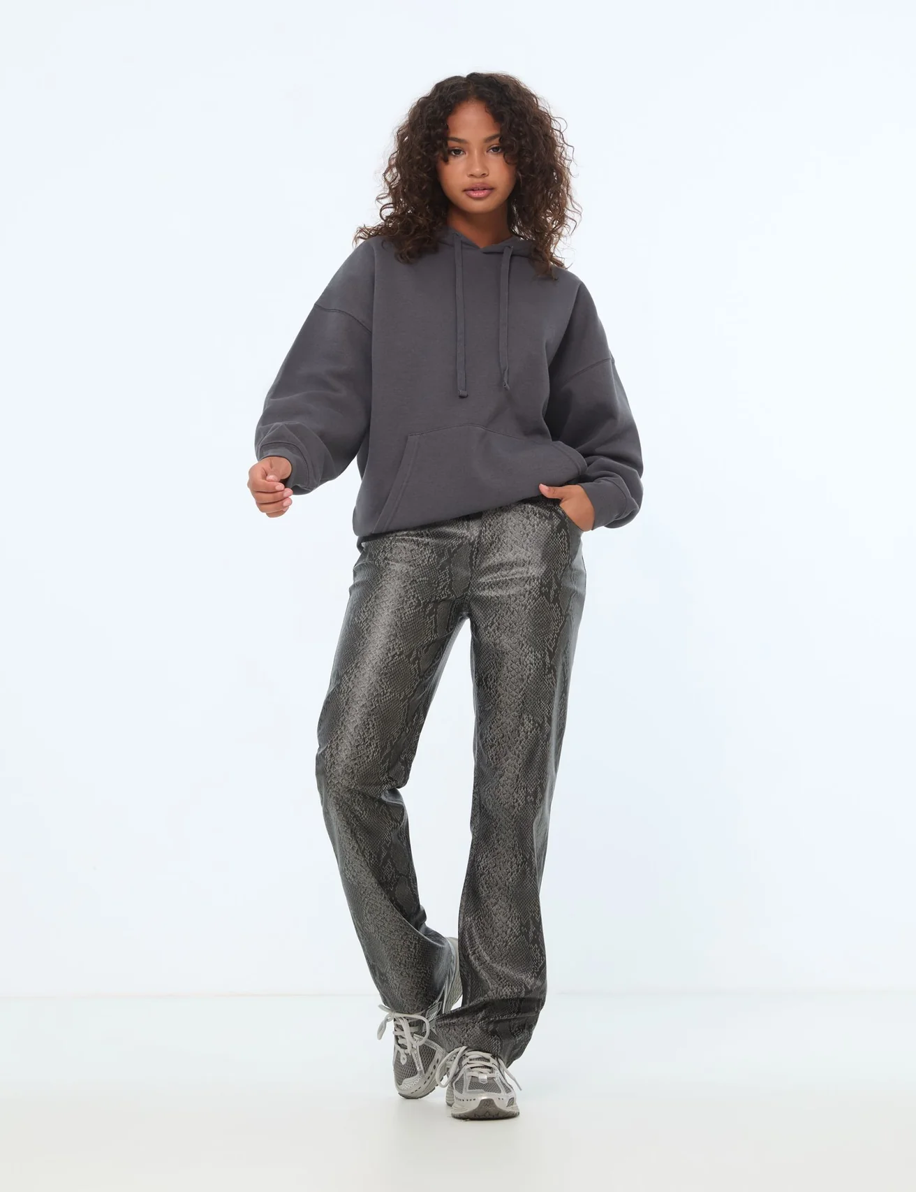 Pantalon en matière enduite motif python noir