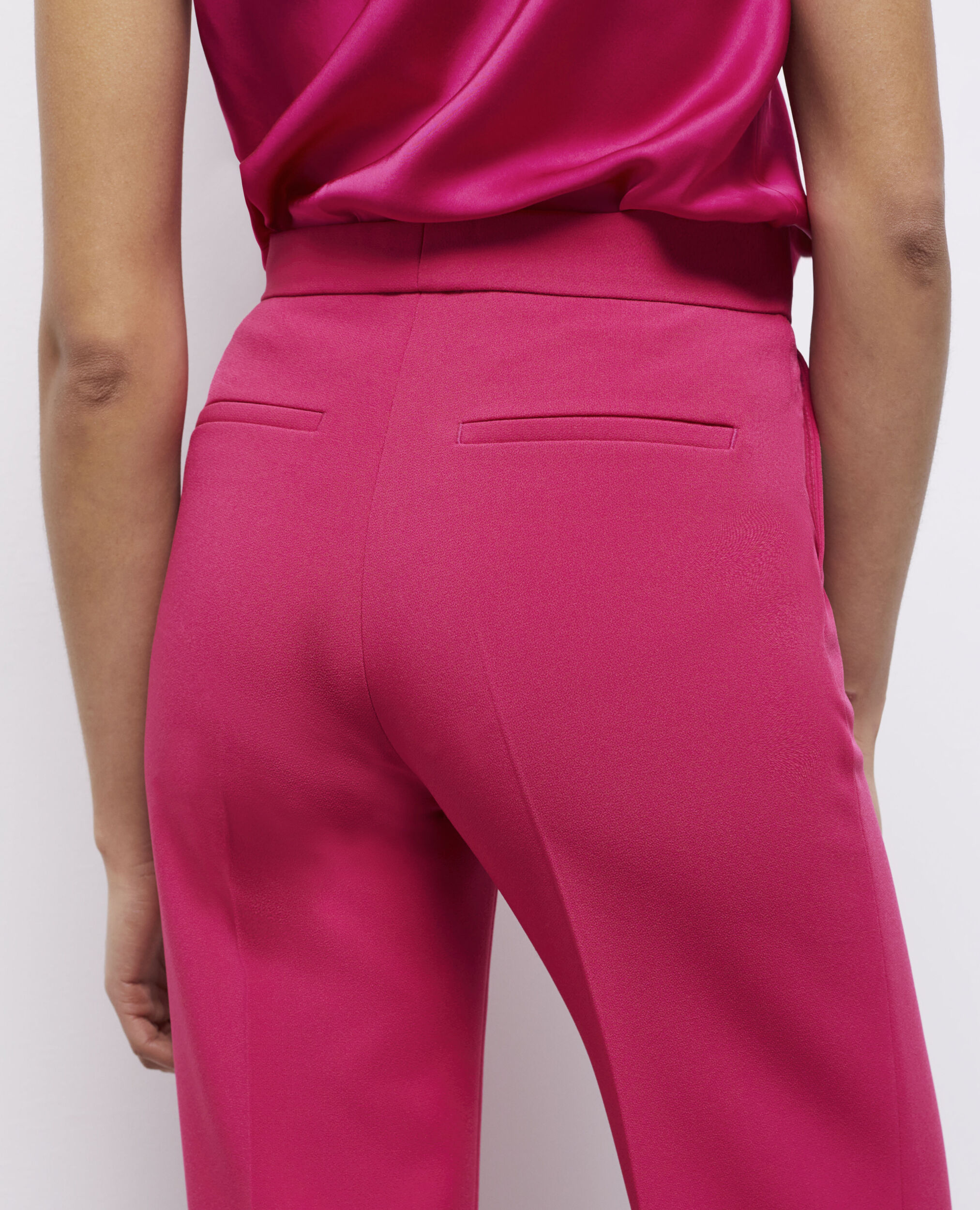 Pantalon tailleur rose en crêpe