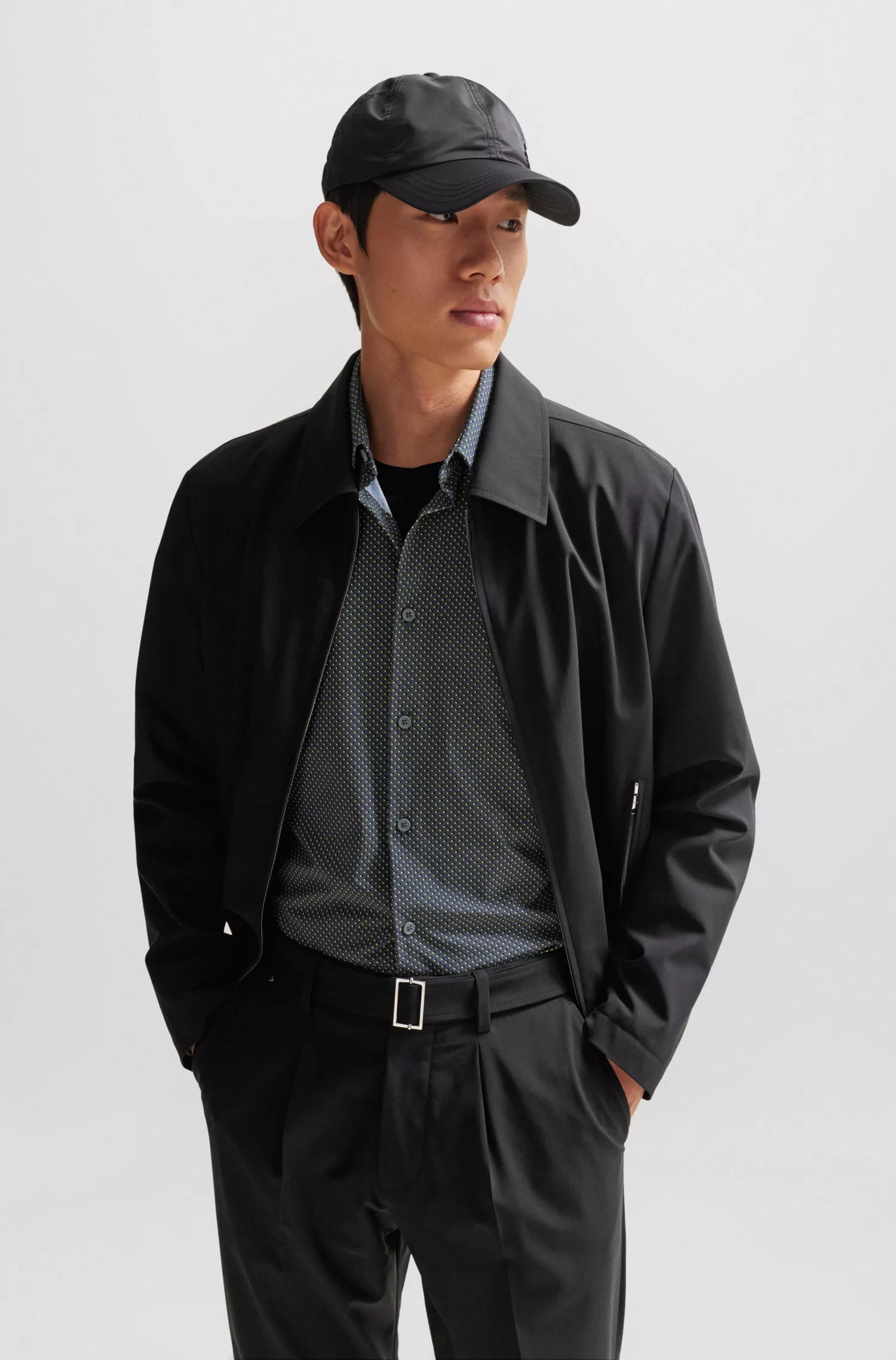 Camisa BOSS preta de corte slim em tecido elástico de alta performance com estampa.