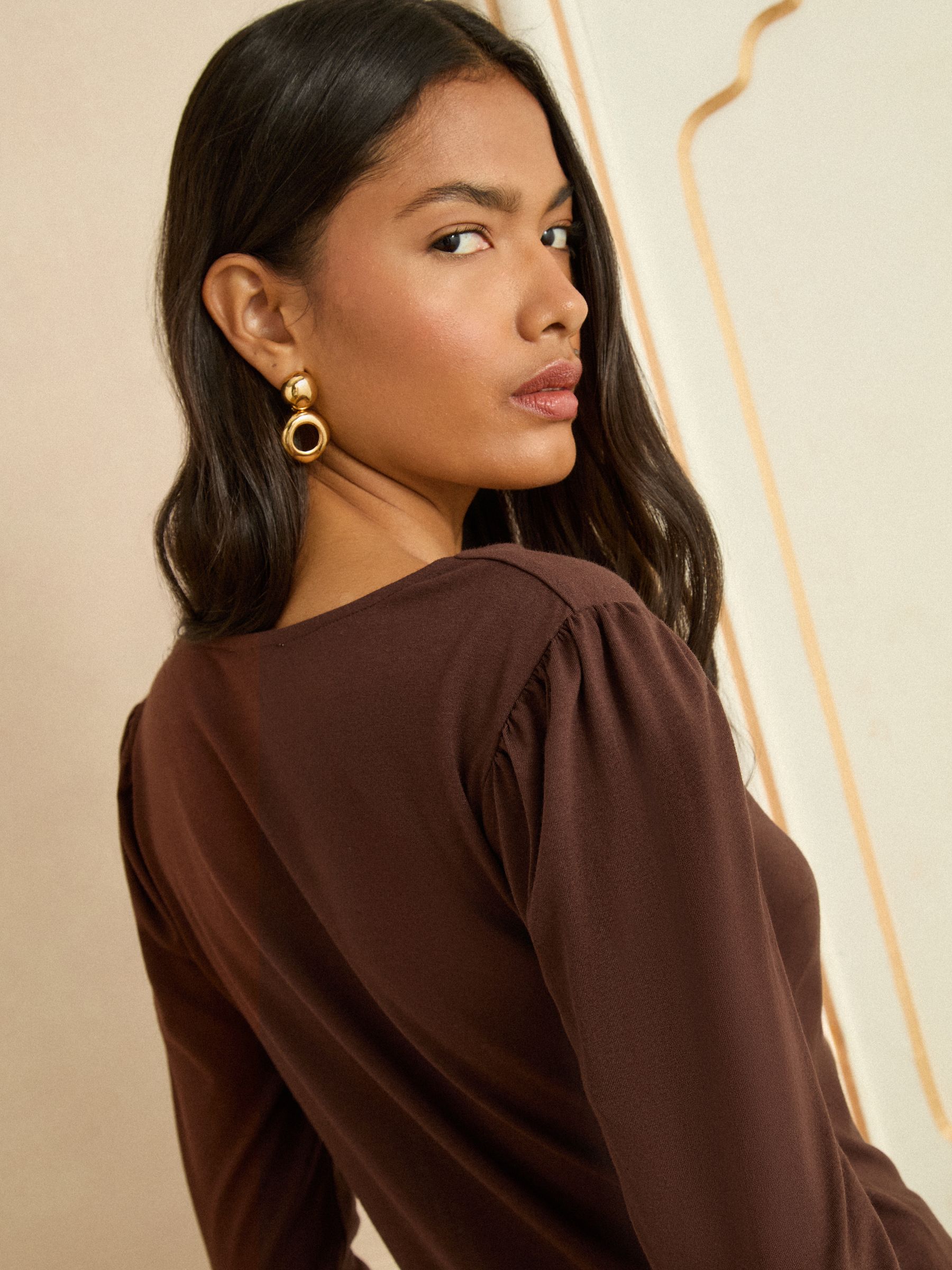 Chocoladebruin - Love & Roses - Jersey top met lange mouwen en geschulpte V-hals