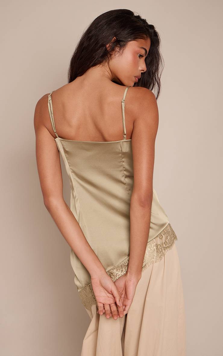 Vert Olive Top Asymétrique En Satin À Col Bénitier Avec Bordure En Dentelle