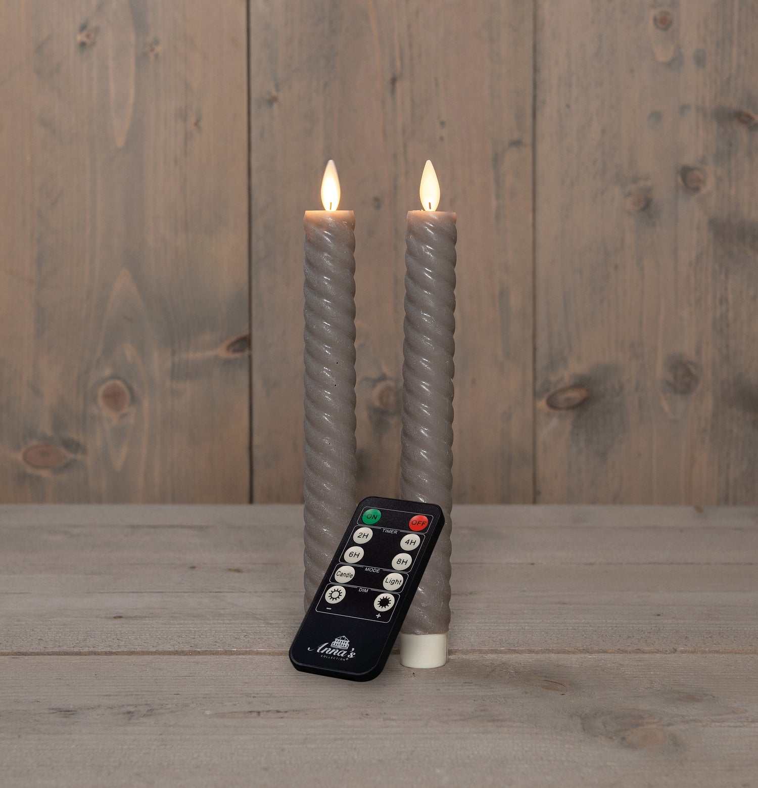 Anna's Collection LED dinerkaars Swirl bewegende vlam met timer taupe D 2,2 H 23 cm 2 stuks