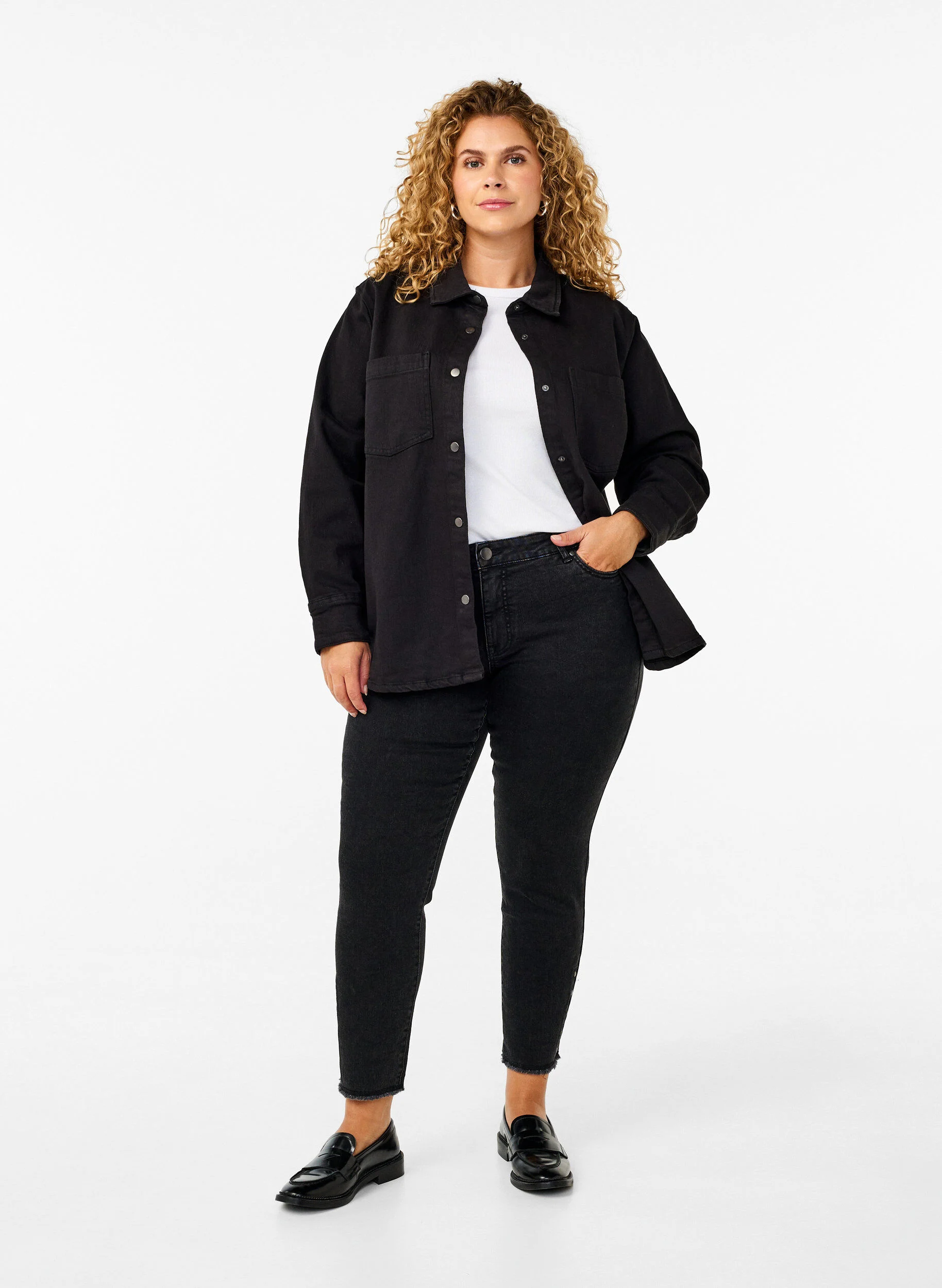 Cropped Emily jeans med rå kant forneden