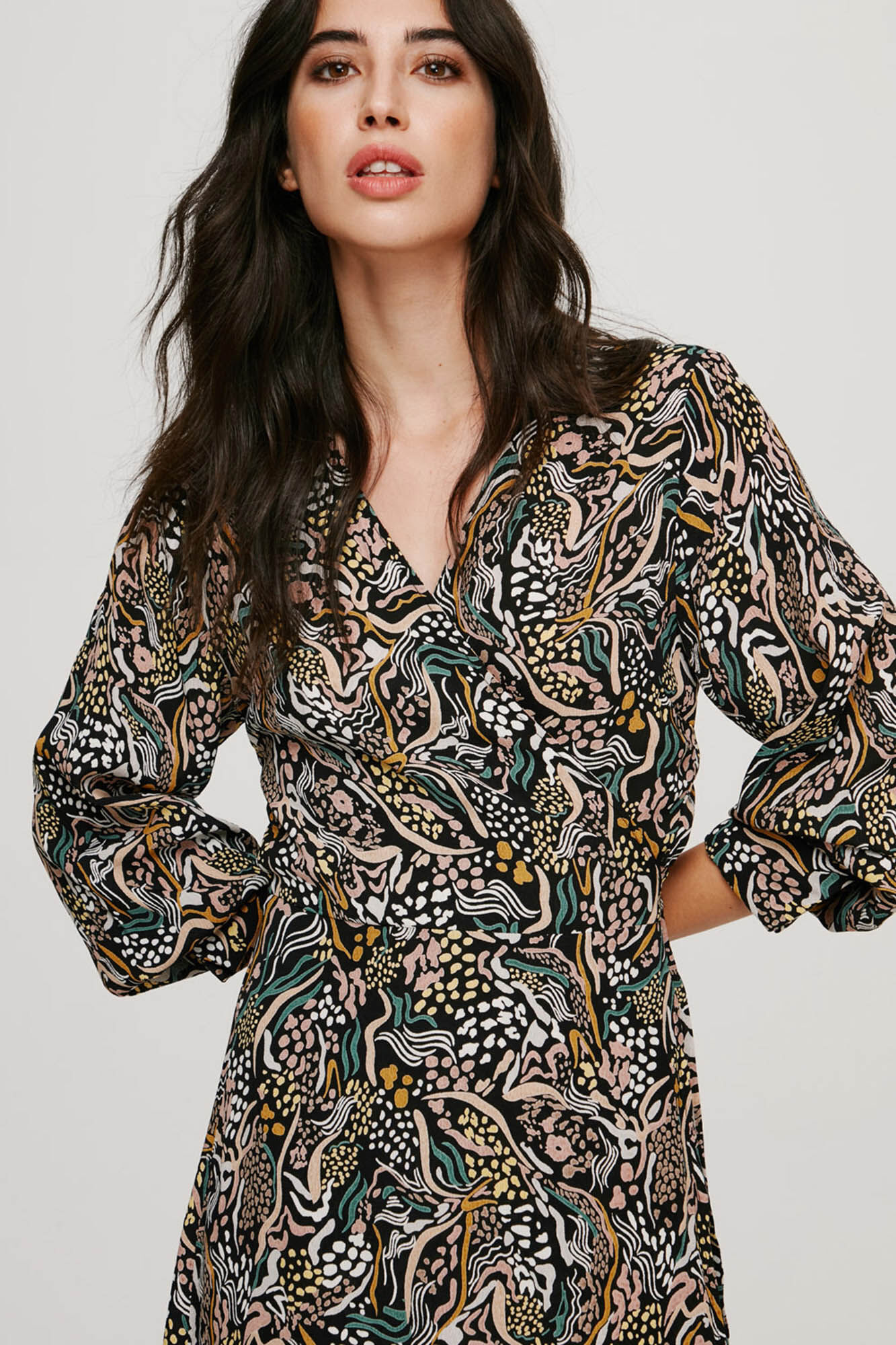 Vestido estampado com decote em V - Preto