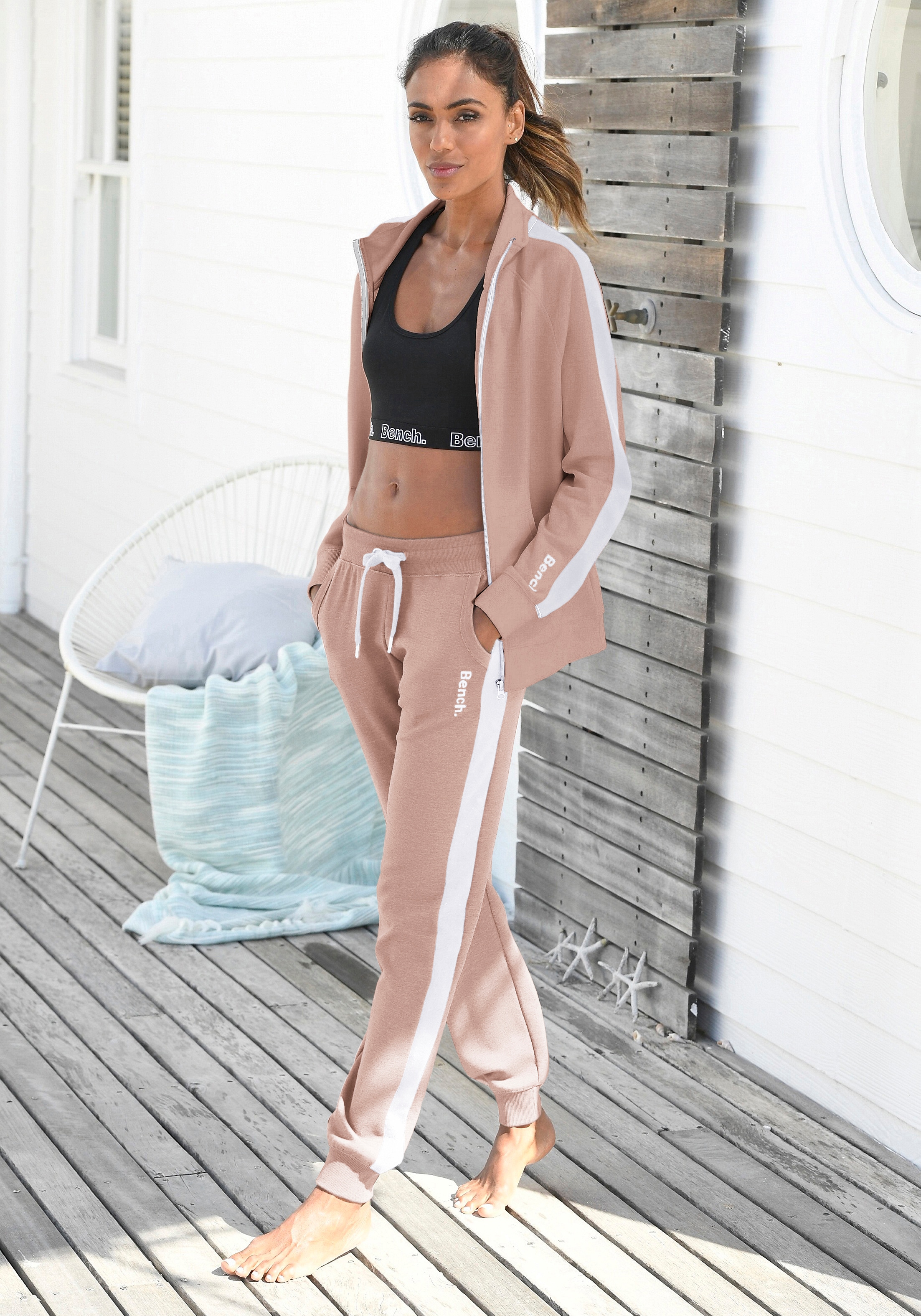 Bench. Loungewear Sweathose  mit Seitenstreifen und schmalem Bein