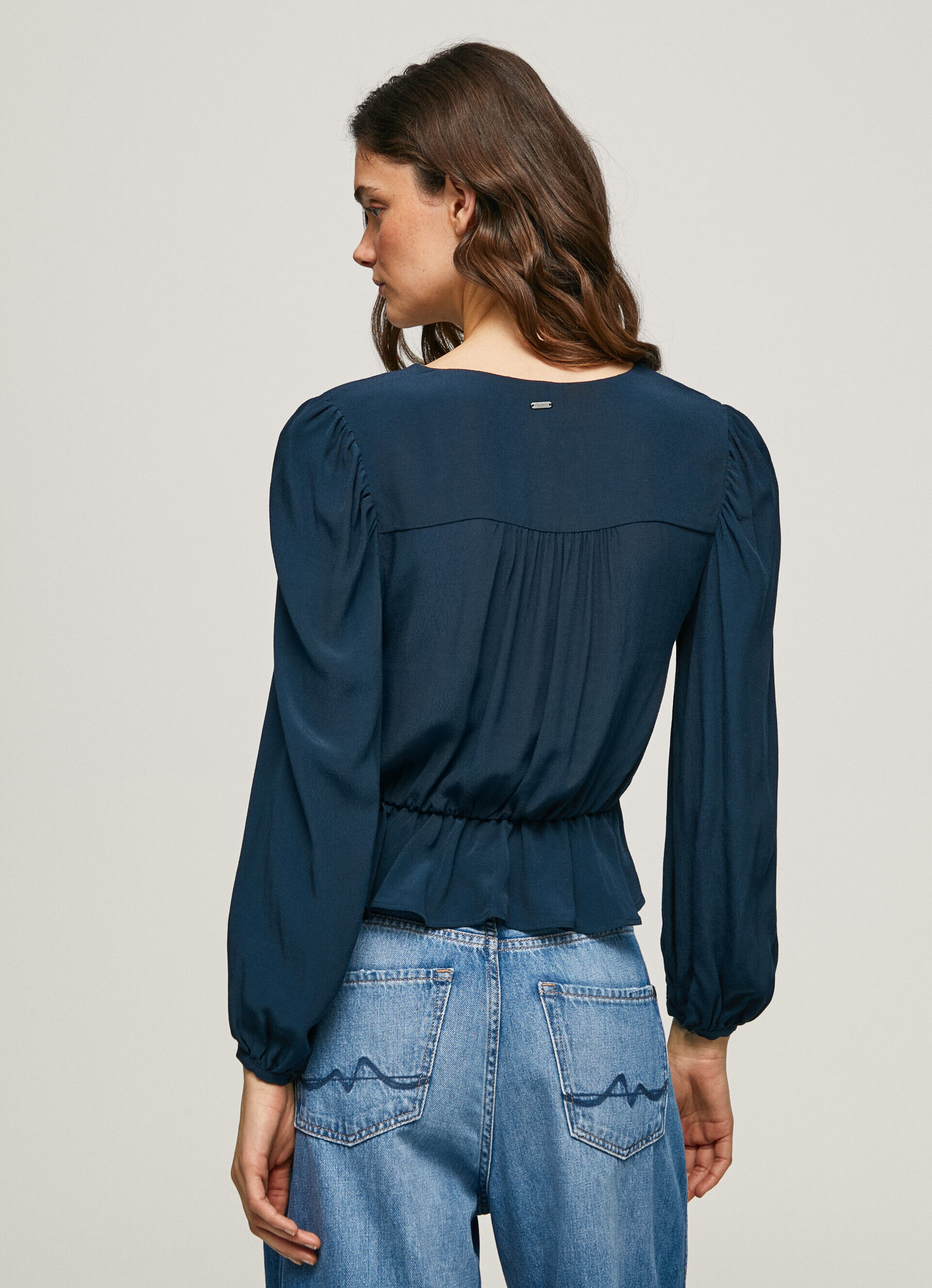 Blusa cropped com decote em V - azul dulwich