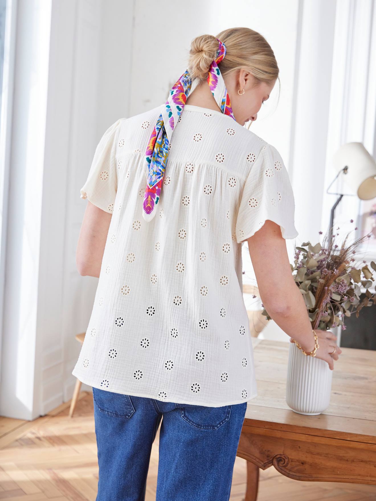 Blusa de chiffon de algodão com bordado, ideal para gestantes e lactantes, cor argila.