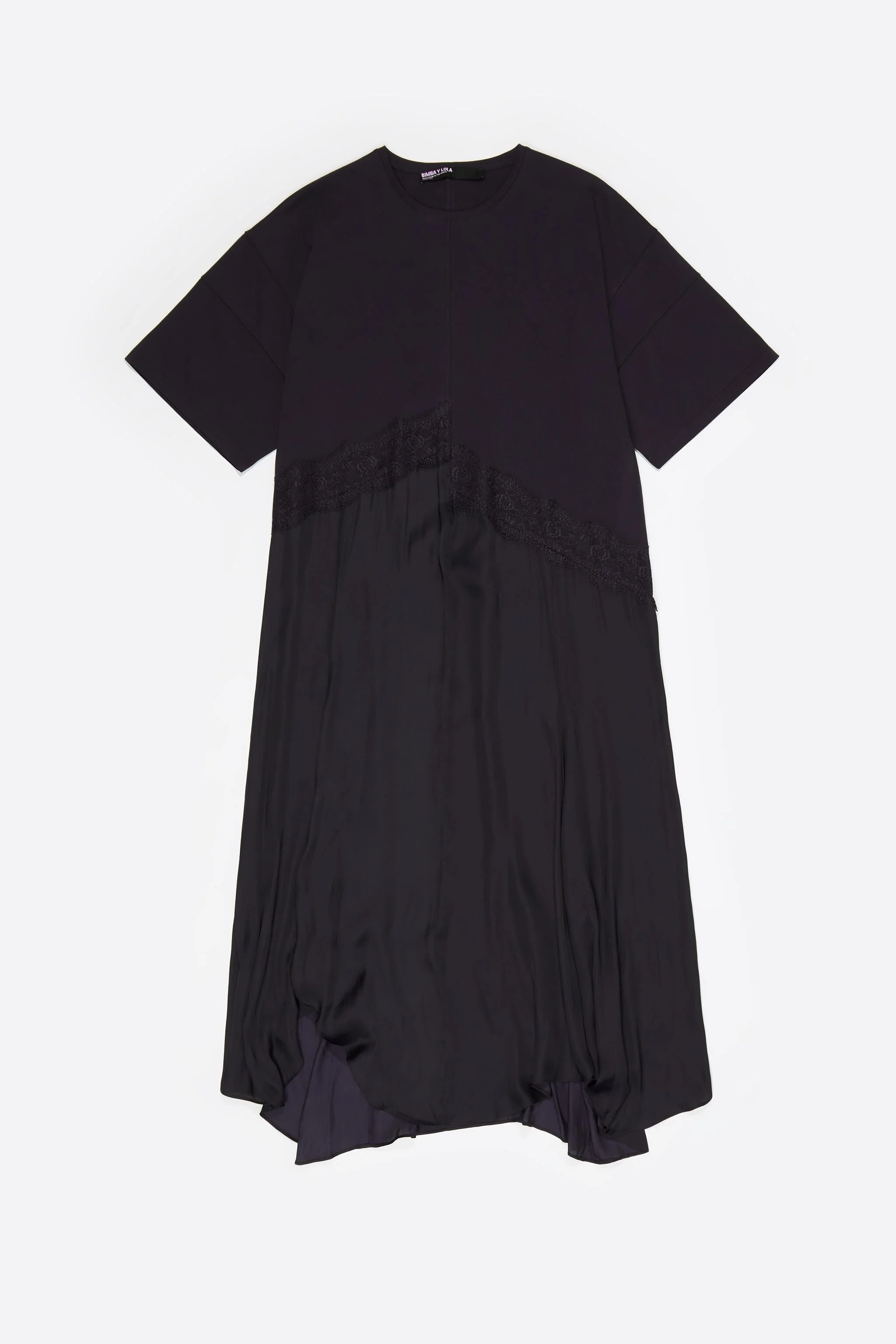 Vestido preto assimétrico de dois materiais