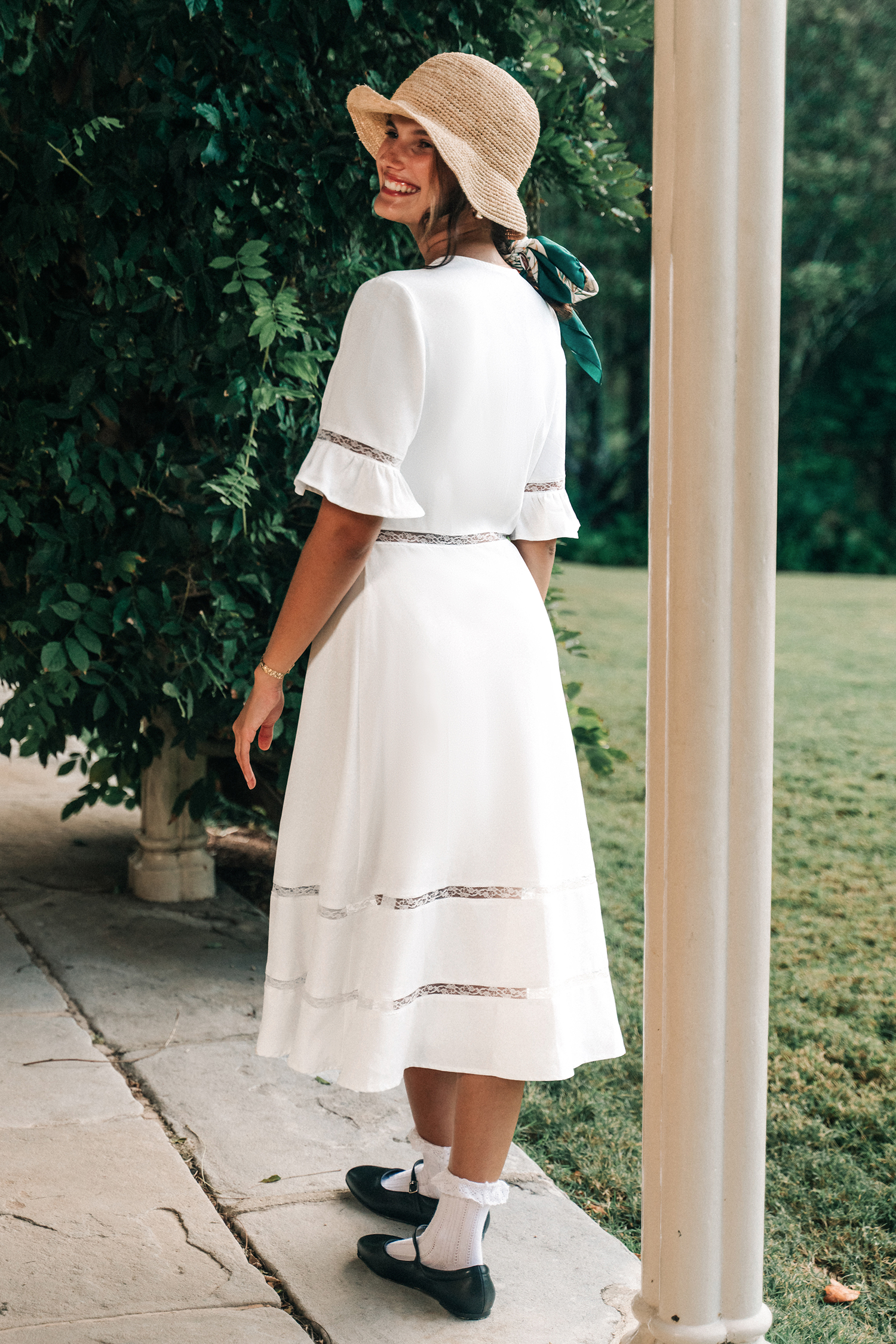 Robe midi blanche à manches évasées et boutons en dentelle