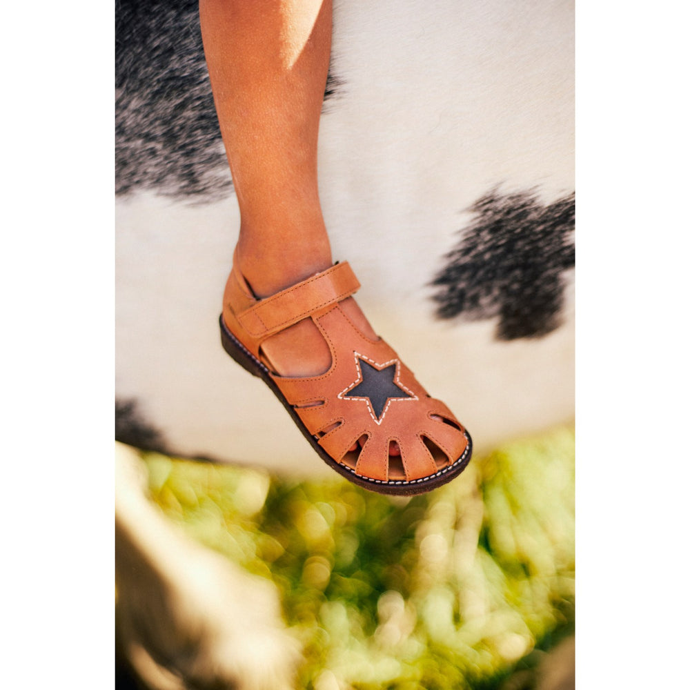 Køb Angulus Tan/Dark Brown Lædersandal Med Stjernedetalje