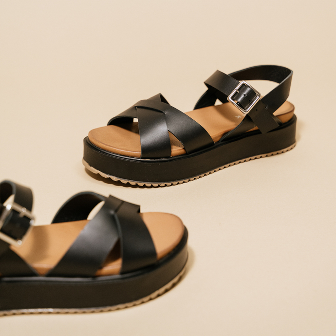 Sandales à plateformes et brides entrelacées  en cuir noir