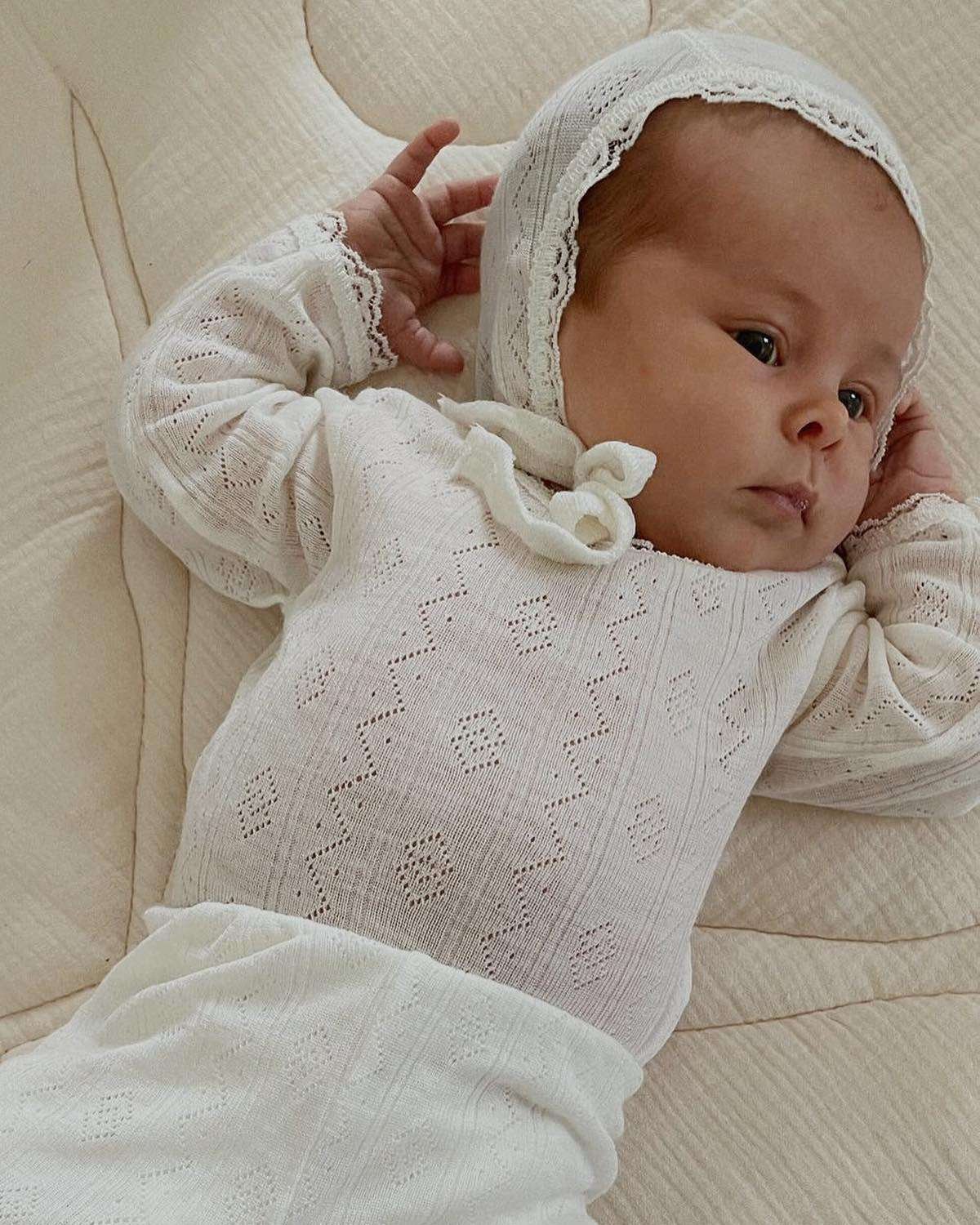 Babylue med blonde – Ull 85%, Silke 15% – Pointelle
