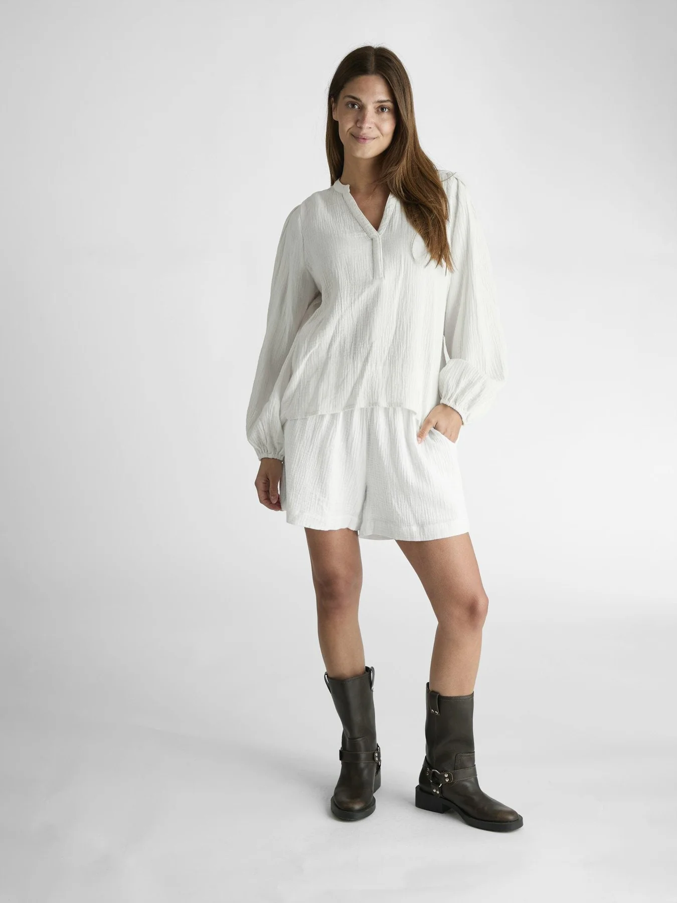 Neo Noir Ally Waffle Shorts off white