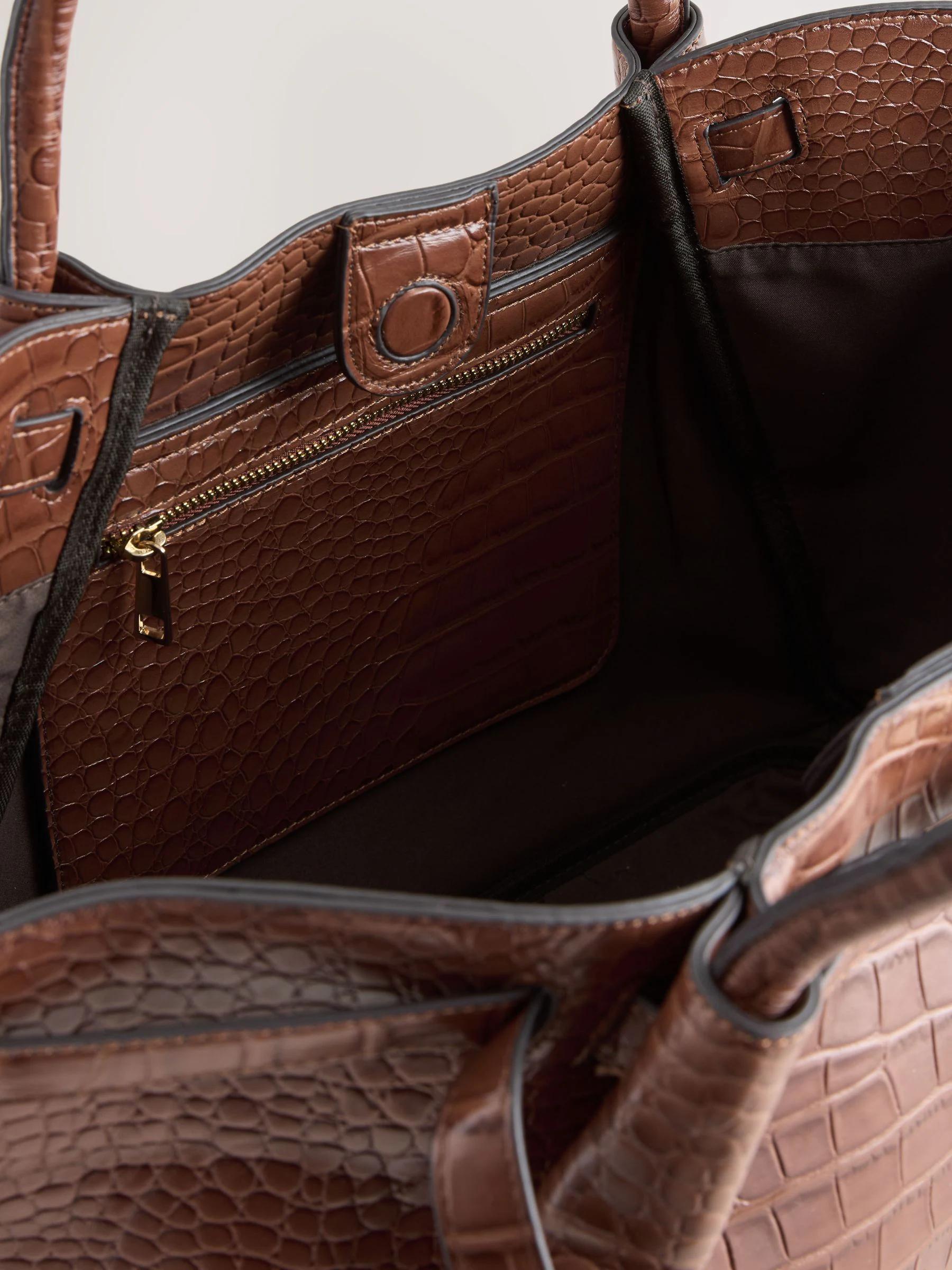 Lichtbruin - Belted Croc Shoulder Bag
