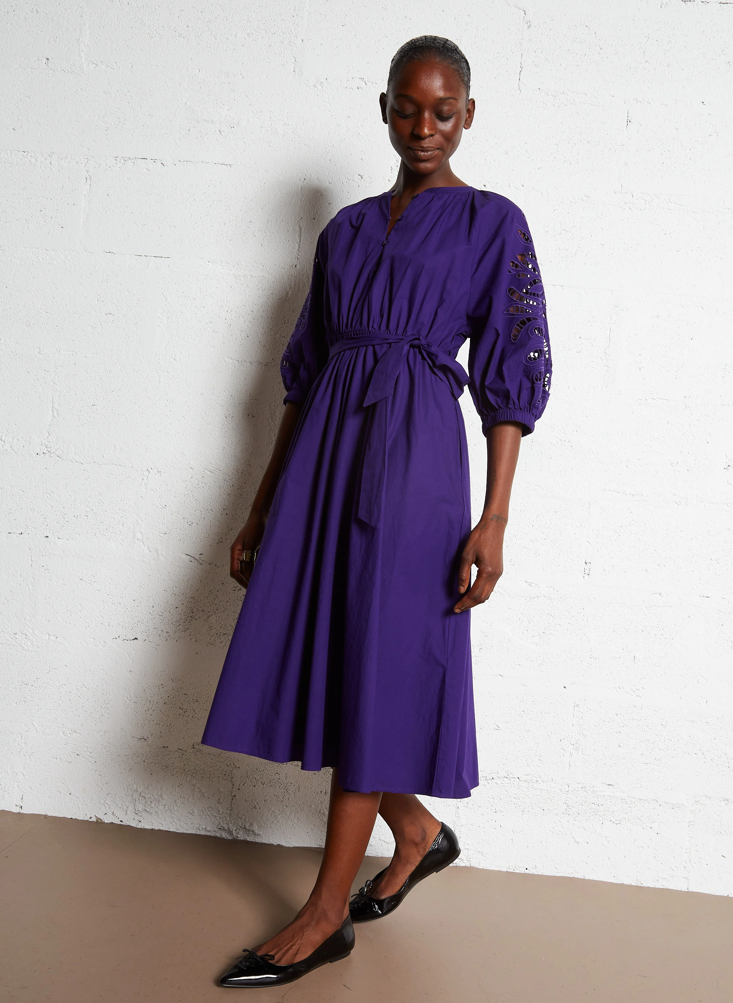 MICHA - Robe longue cintrée à broderies en coton | Violet