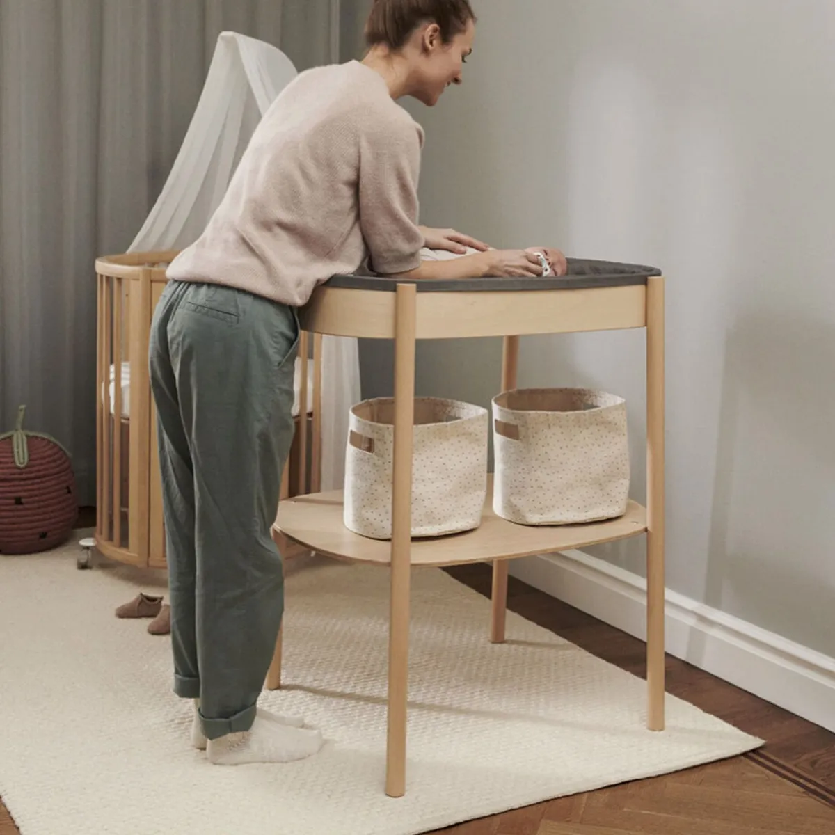 Stokke Table à Langer Sleepi™ + 2 Paniers de Rangement