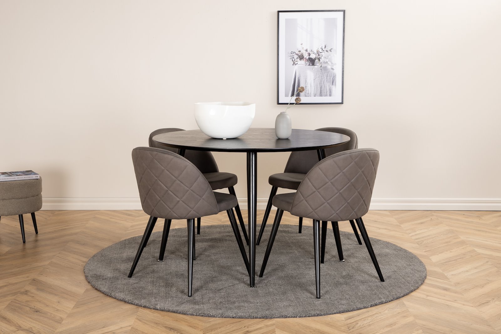 Dipp og Velvet Spisegruppe Dipp rundt spisebord ø115cm i sort finér med 4 stk. Velvet spisestoler i Grå og sorte ben.