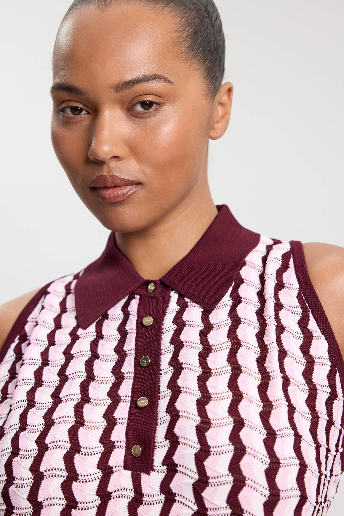 KarenMillen Haut Midi Sans Manches Grande Taille En Maille Ajourée Avec Col Contrasté