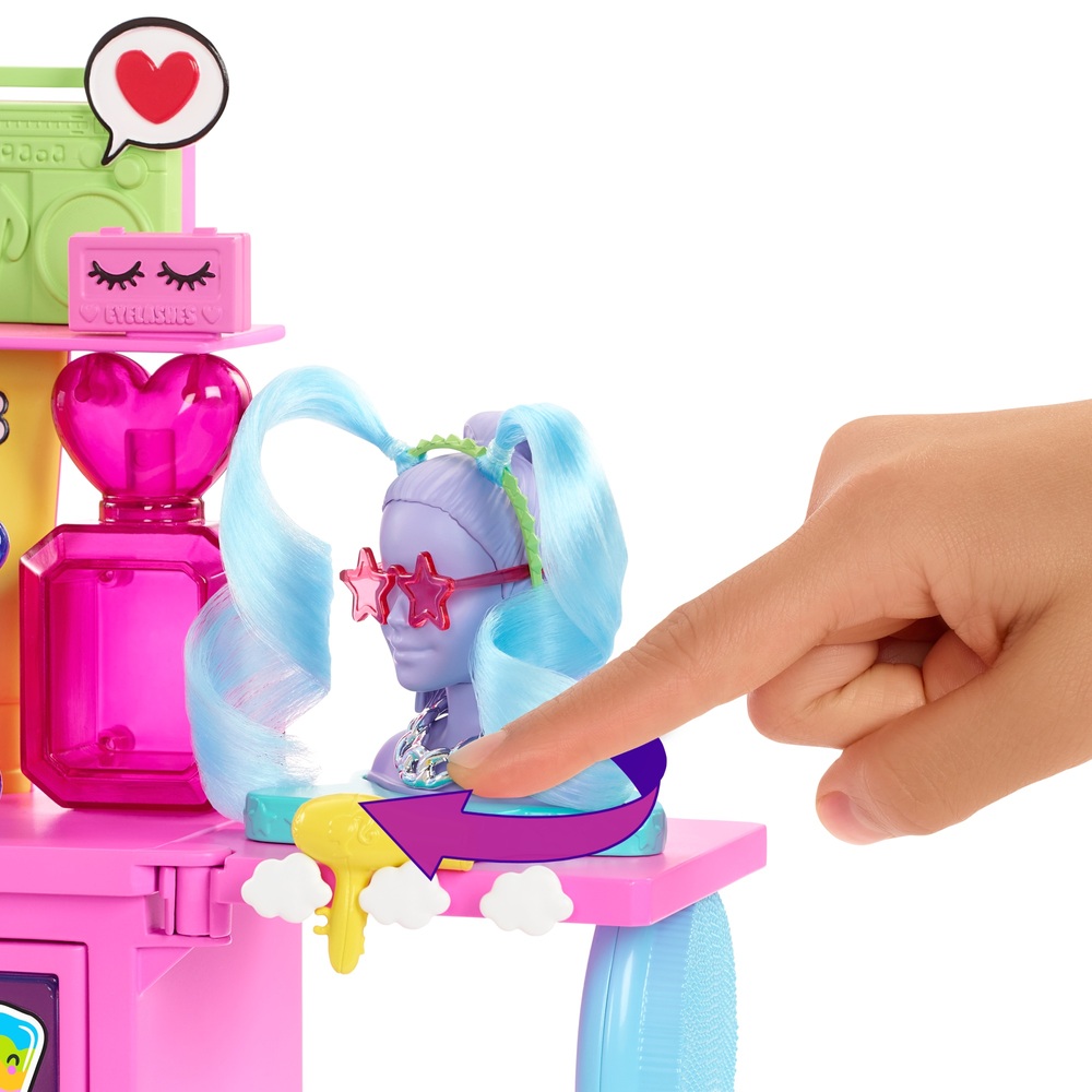 Barbie Extra Puppe und Schminktisch-Spielset mit 45 Accessoires