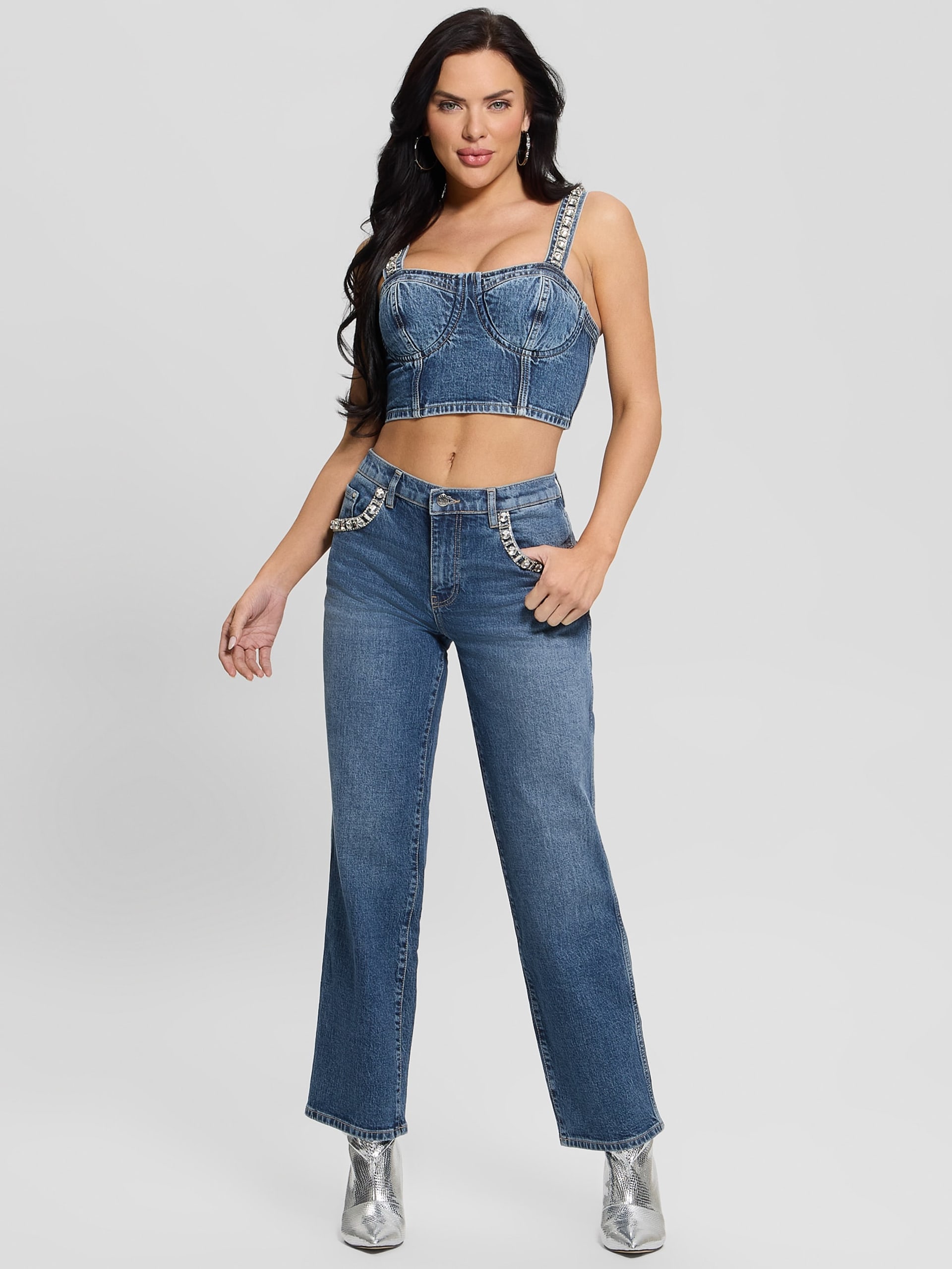 Calça jeans com bolso de strass em formato de margarida