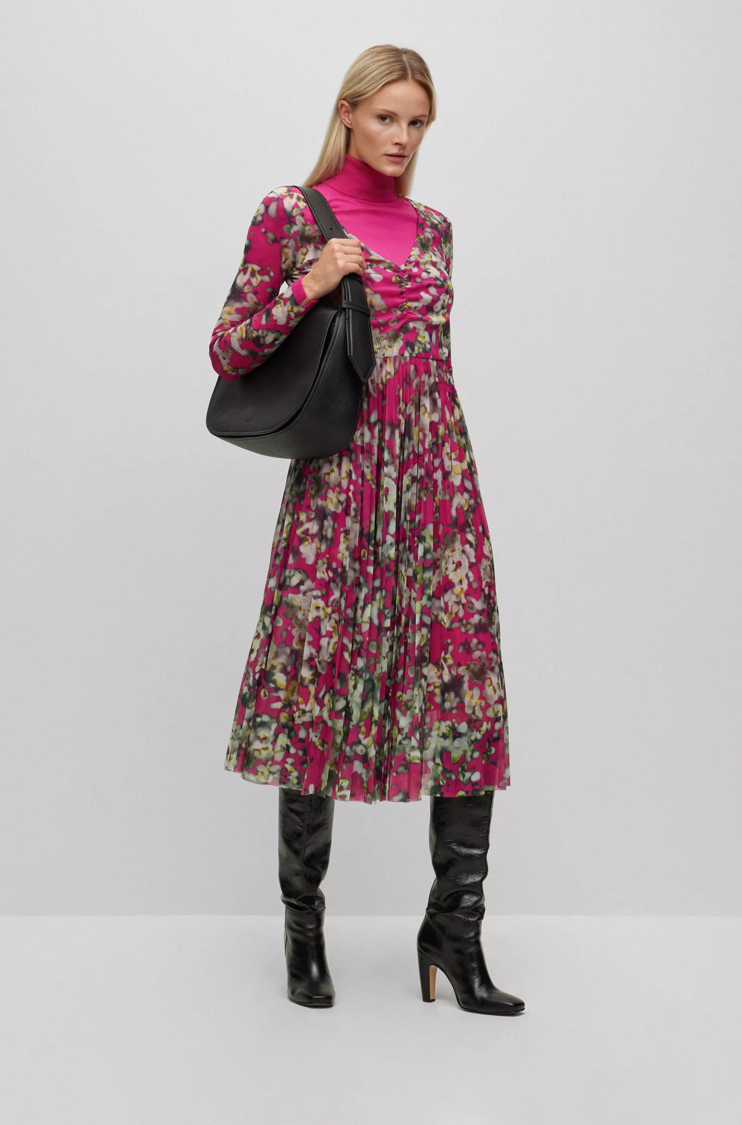Vestido preto de manga comprida BOSS em tule plissado com estampa da estação.