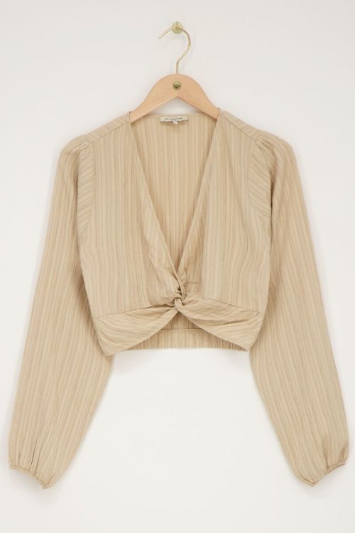 Beige crinkle crop top met knoopdetail