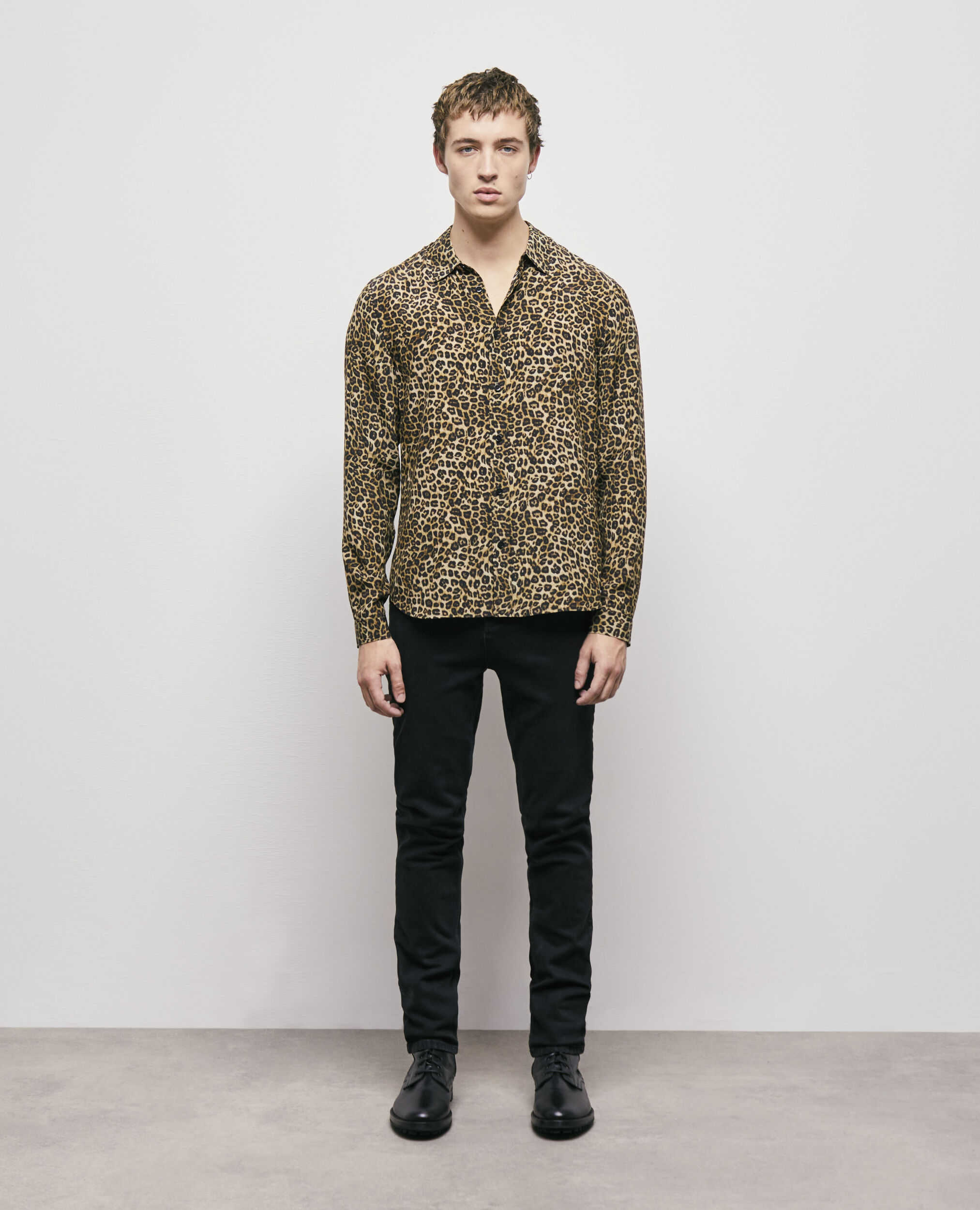 Chemise col classique en soie léopard