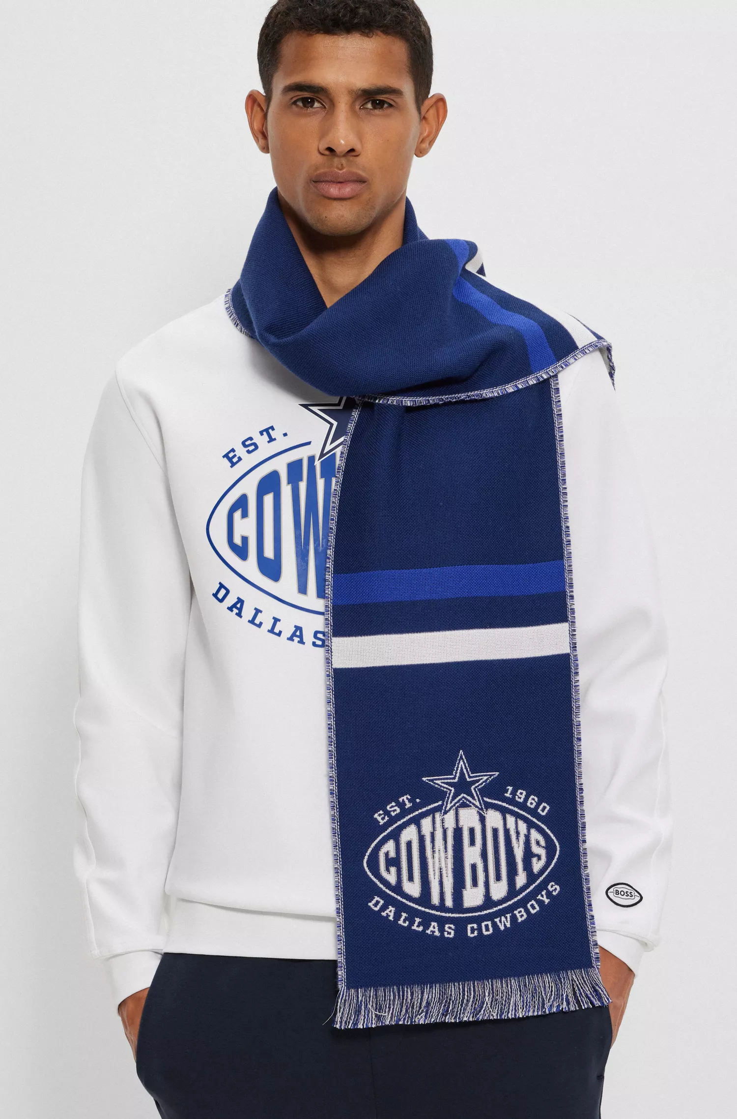 Cachecol BOSS Orange com o logotipo da BOSS x NFL e a marca Dallas Cowboys.